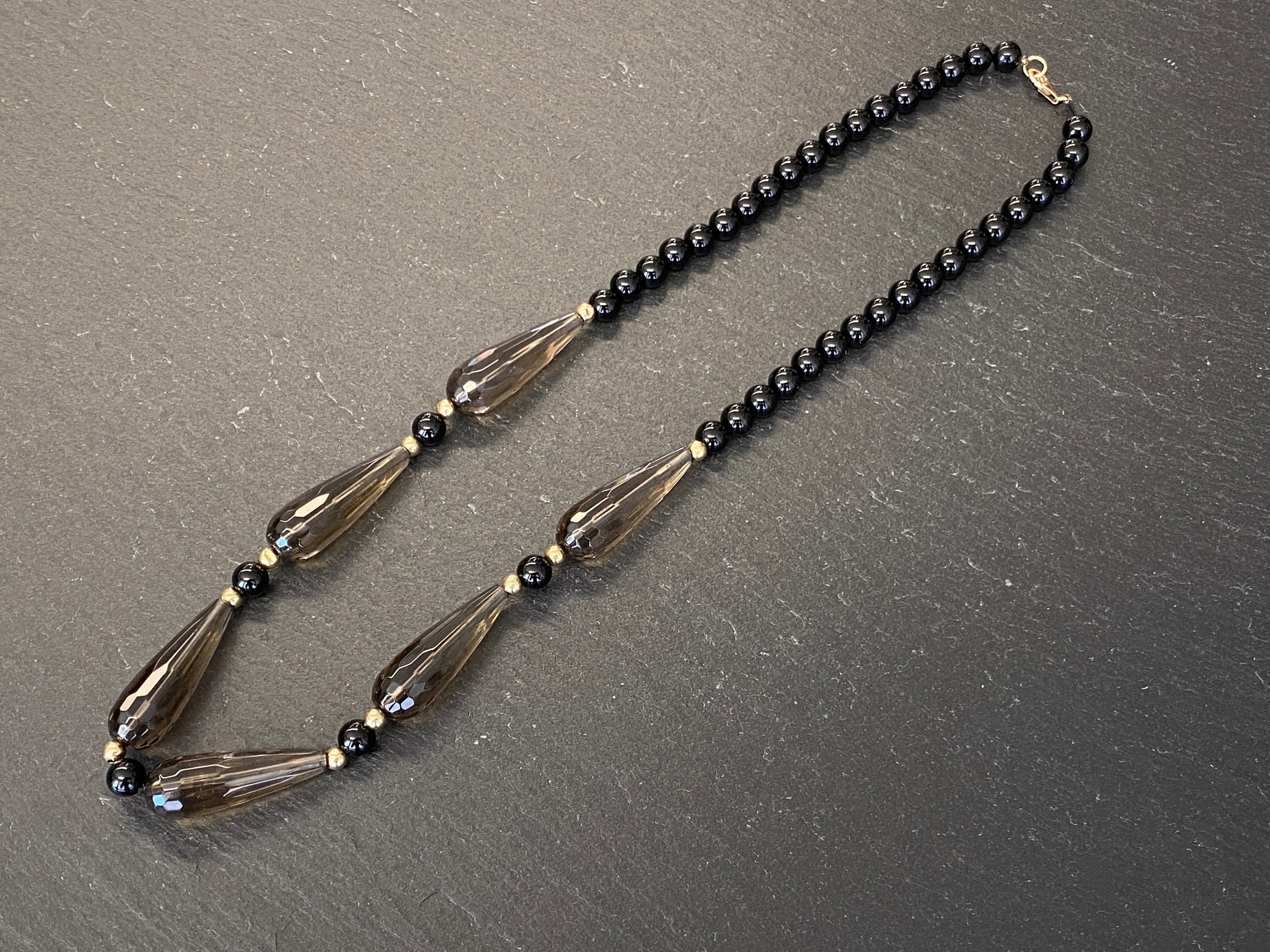 Extravagante Halskette Turmalin Onyx und Perlen Verschluss aus Gelbgold Gold 585