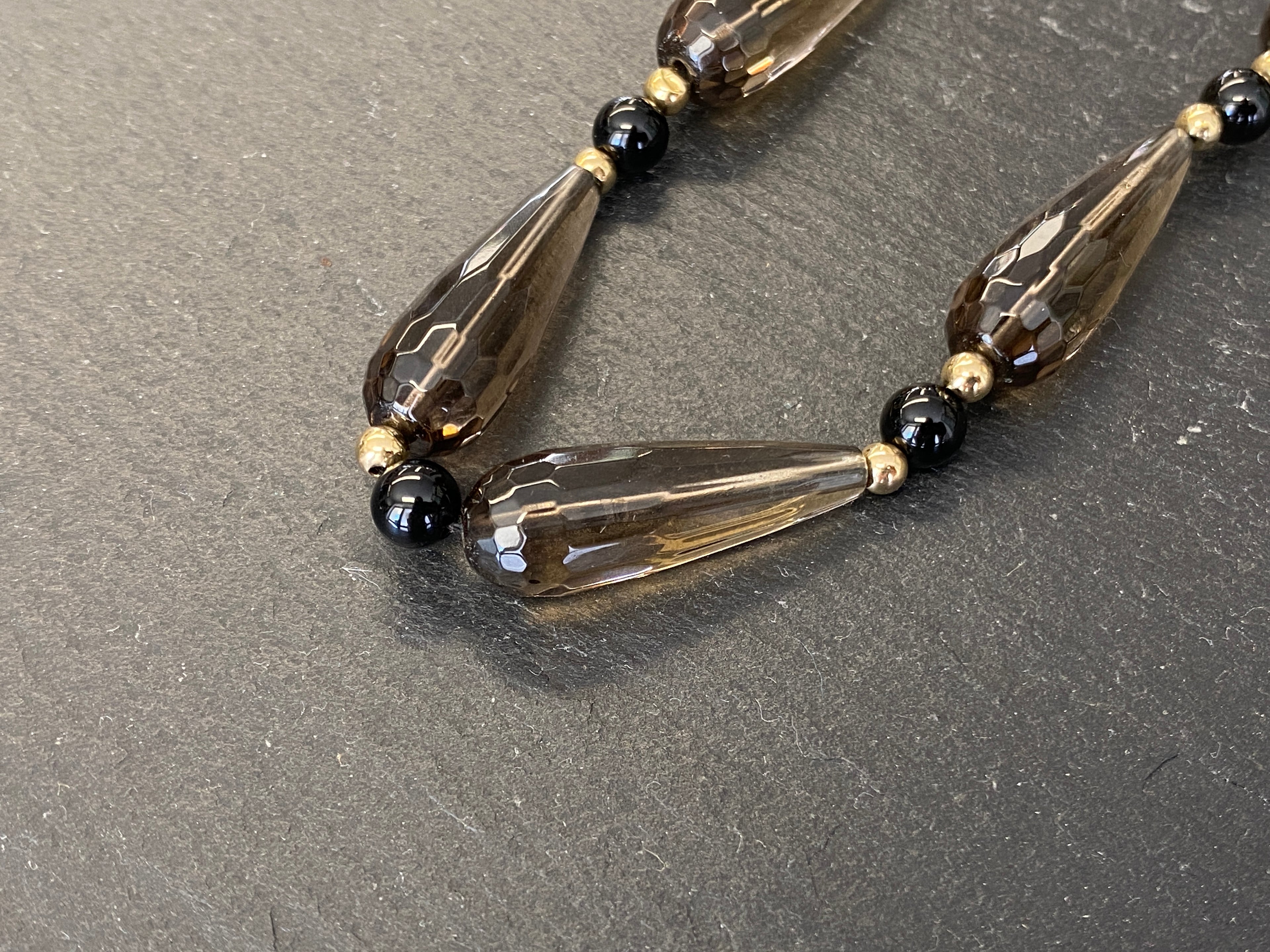 Extravagante Halskette Turmalin Onyx und Perlen Verschluss aus Gelbgold Gold 585