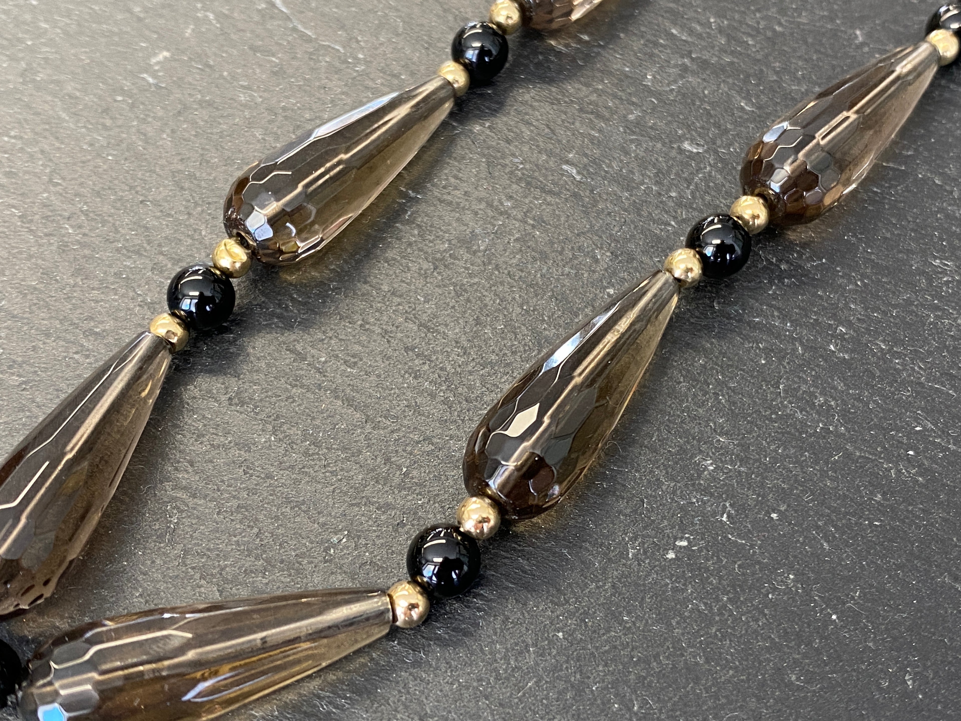 Extravagante Halskette Turmalin Onyx und Perlen Verschluss aus Gelbgold Gold 585