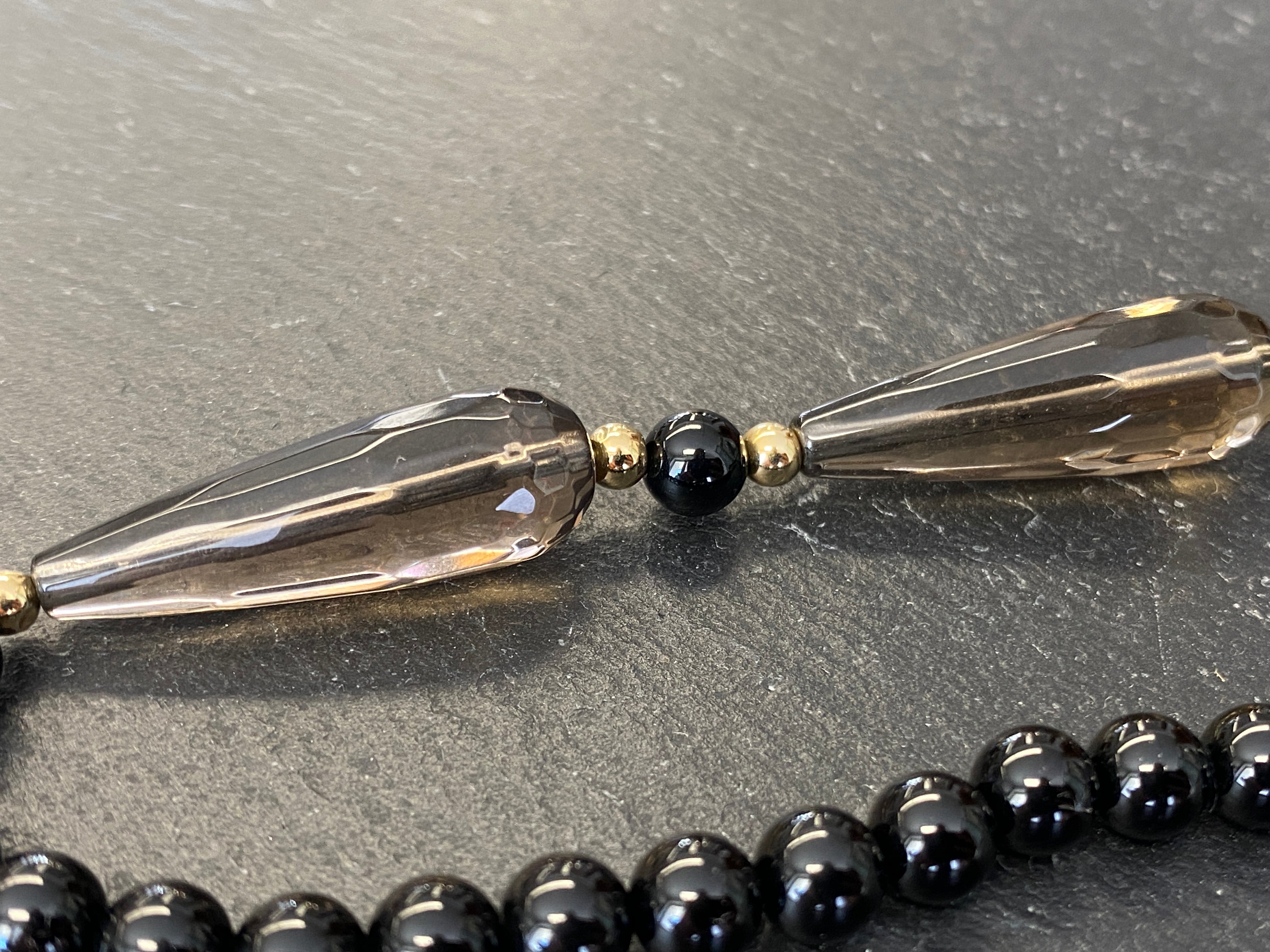 Extravagante Halskette Turmalin Onyx und Perlen Verschluss aus Gelbgold Gold 585