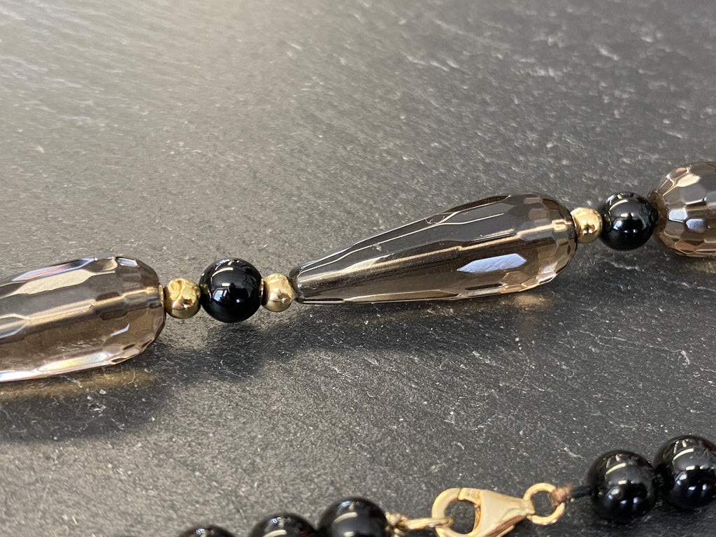 Extravagante Halskette Turmalin Onyx und Perlen Verschluss aus Gelbgold Gold 585