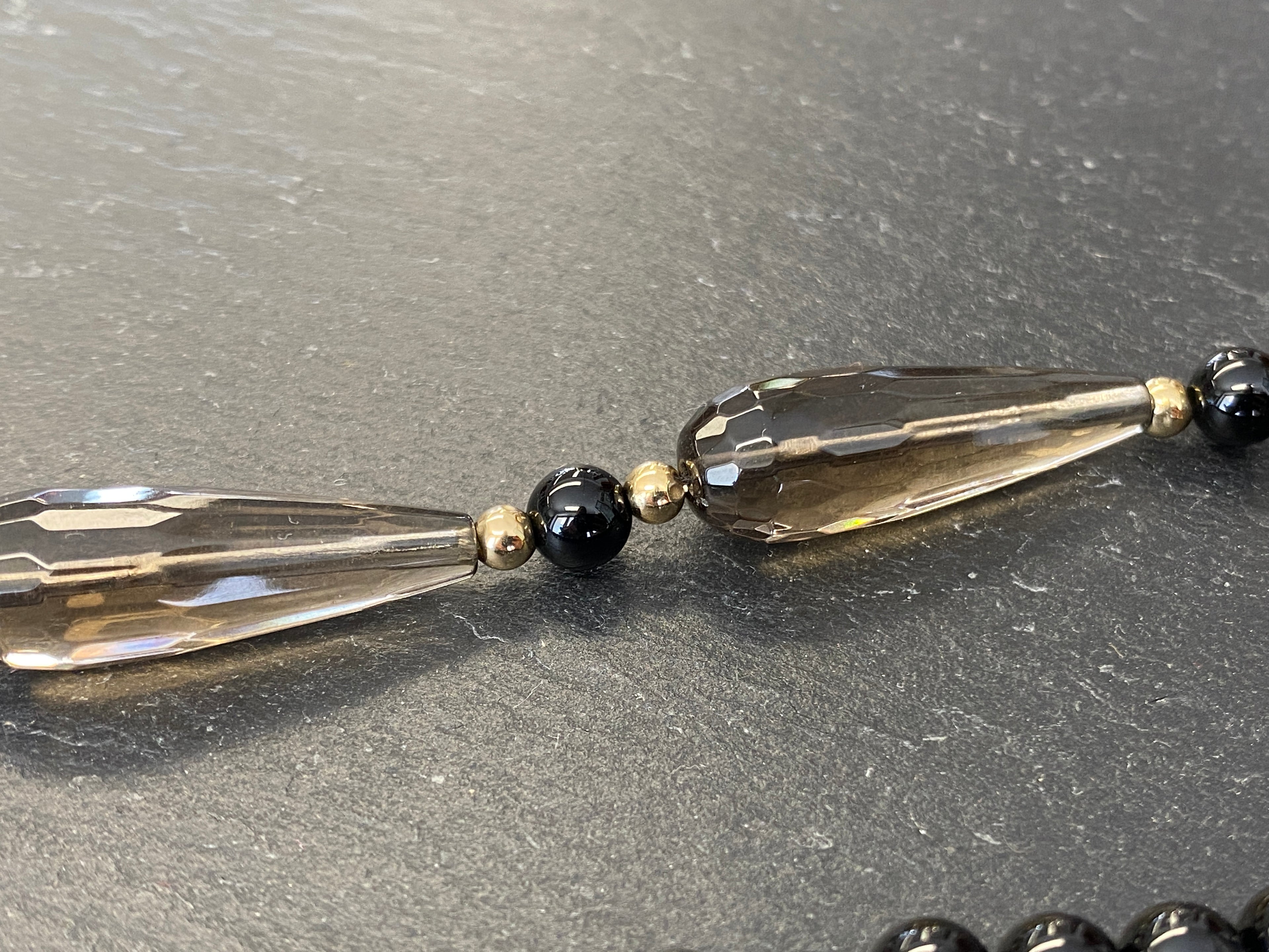 Extravagante Halskette Turmalin Onyx und Perlen Verschluss aus Gelbgold Gold 585