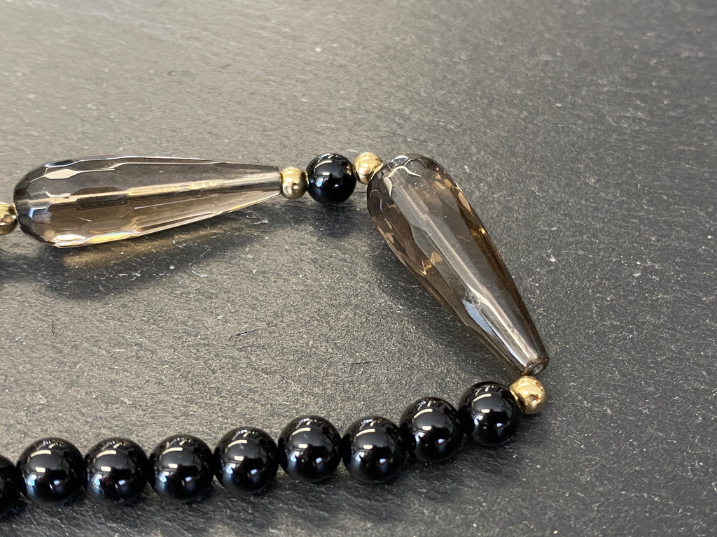 Extravagante Halskette Turmalin Onyx und Perlen Verschluss aus Gelbgold Gold 585