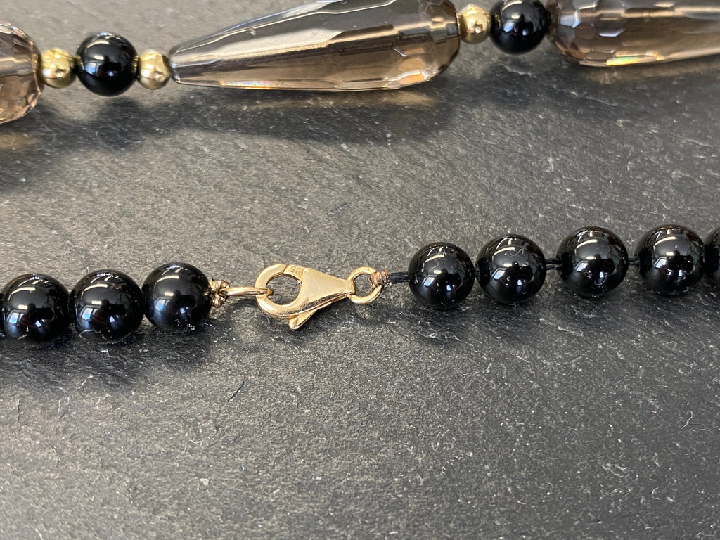 Extravagante Halskette Turmalin Onyx und Perlen Verschluss aus Gelbgold Gold 585