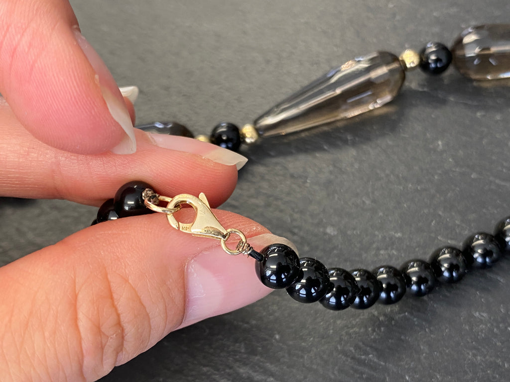 Extravagante Halskette Turmalin Onyx und Perlen Verschluss aus Gelbgold Gold 585