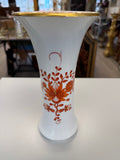 Meissen Vase Trichtervase Porzellan, korallenrotes Blumendekor (Indische Malerei) mit Goldstaffage & Goldrand, handbemalt, Höhe 24,5 cm