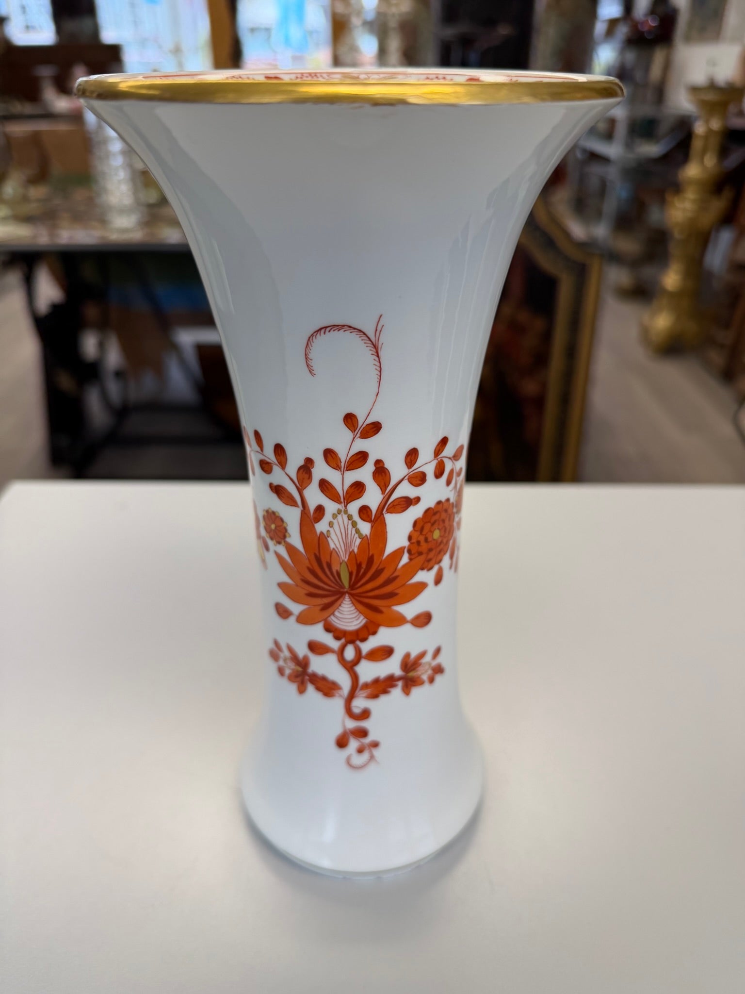 Meissen Vase Trichtervase Porzellan, korallenrotes Blumendekor (Indische Malerei) mit Goldstaffage & Goldrand, handbemalt, Höhe 24,5 cm
