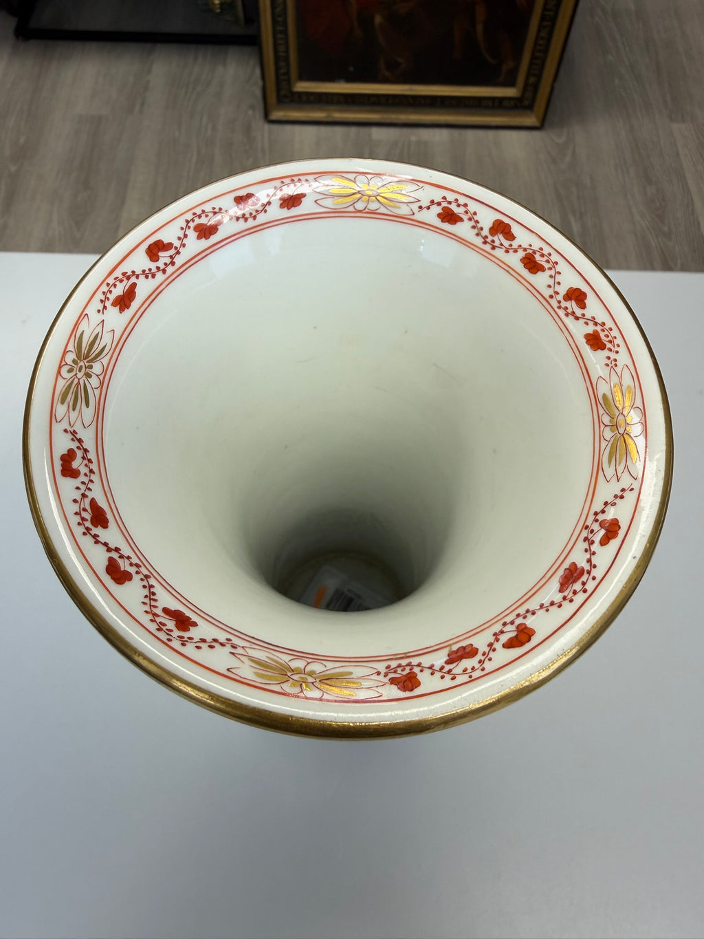 Meissen Vase Trichtervase Porzellan, korallenrotes Blumendekor (Indische Malerei) mit Goldstaffage & Goldrand, handbemalt, Höhe 24,5 cm