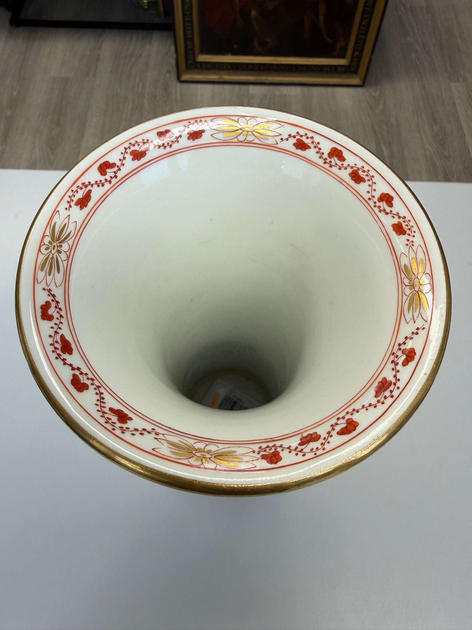 Meissen Vase Trichtervase Porzellan, korallenrotes Blumendekor (Indische Malerei) mit Goldstaffage & Goldrand, handbemalt, Höhe 24,5 cm