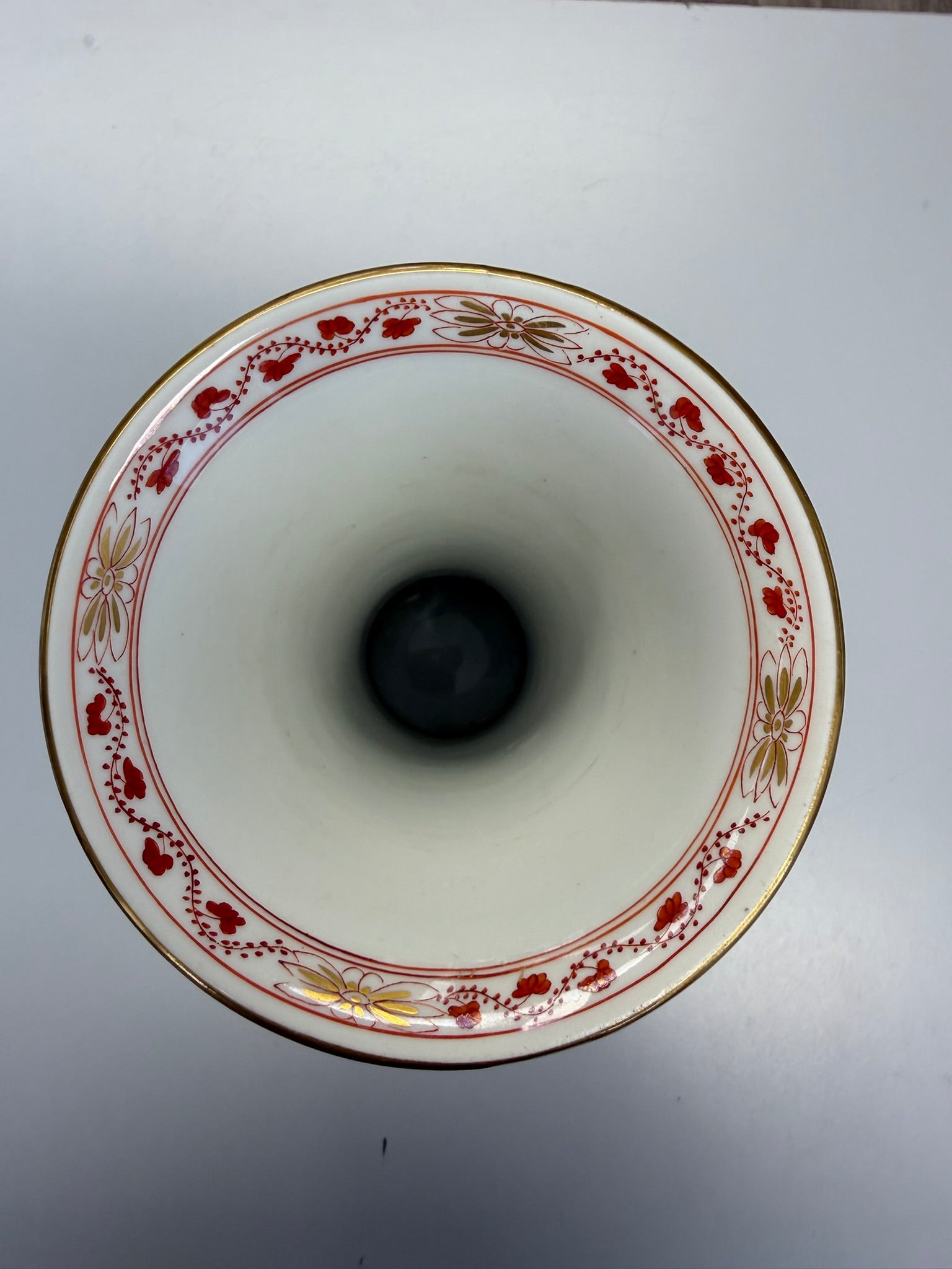 Meissen Vase Trichtervase Porzellan, korallenrotes Blumendekor (Indische Malerei) mit Goldstaffage & Goldrand, handbemalt, Höhe 24,5 cm