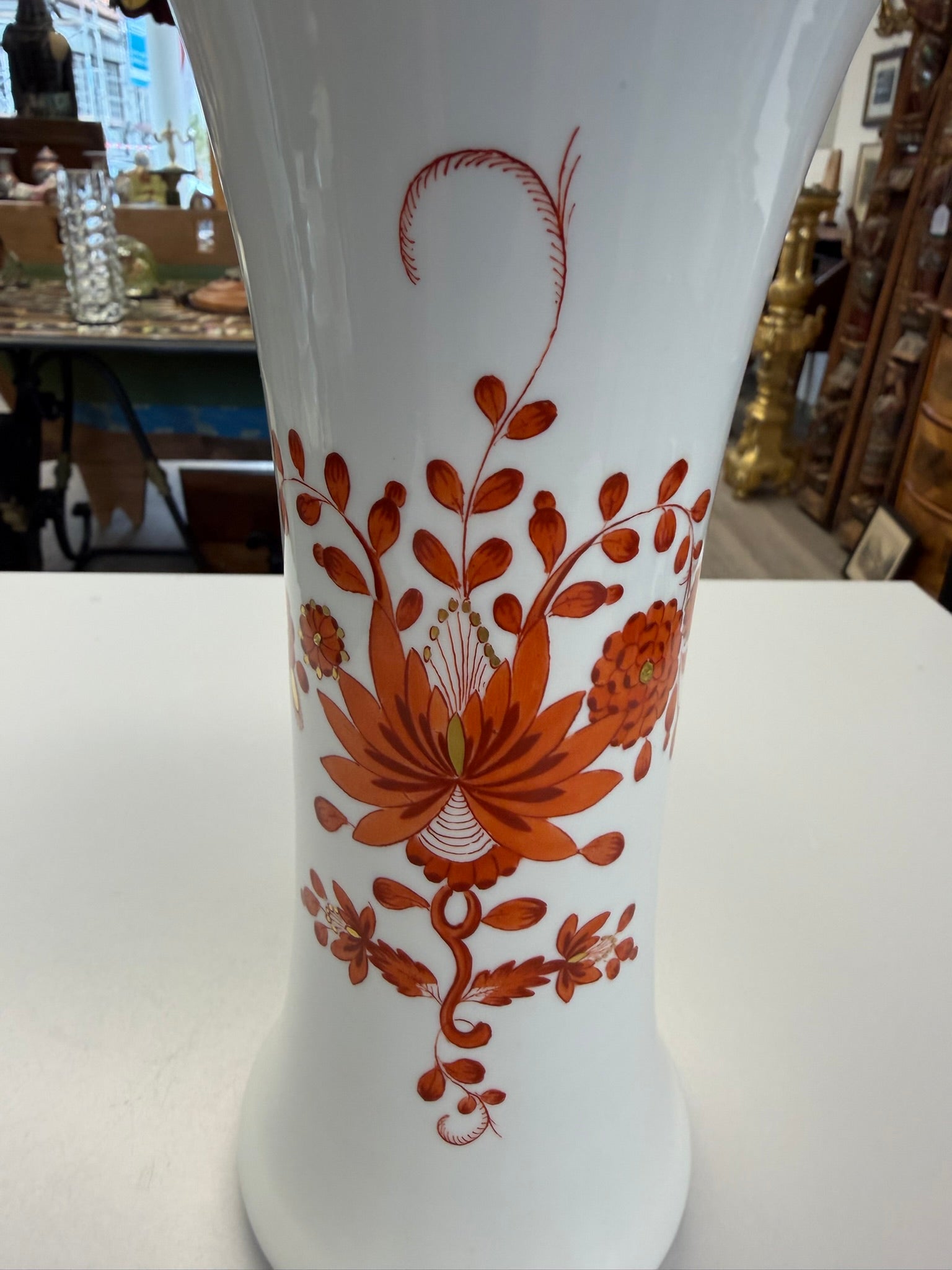 Meissen Vase Trichtervase Porzellan, korallenrotes Blumendekor (Indische Malerei) mit Goldstaffage & Goldrand, handbemalt, Höhe 24,5 cm