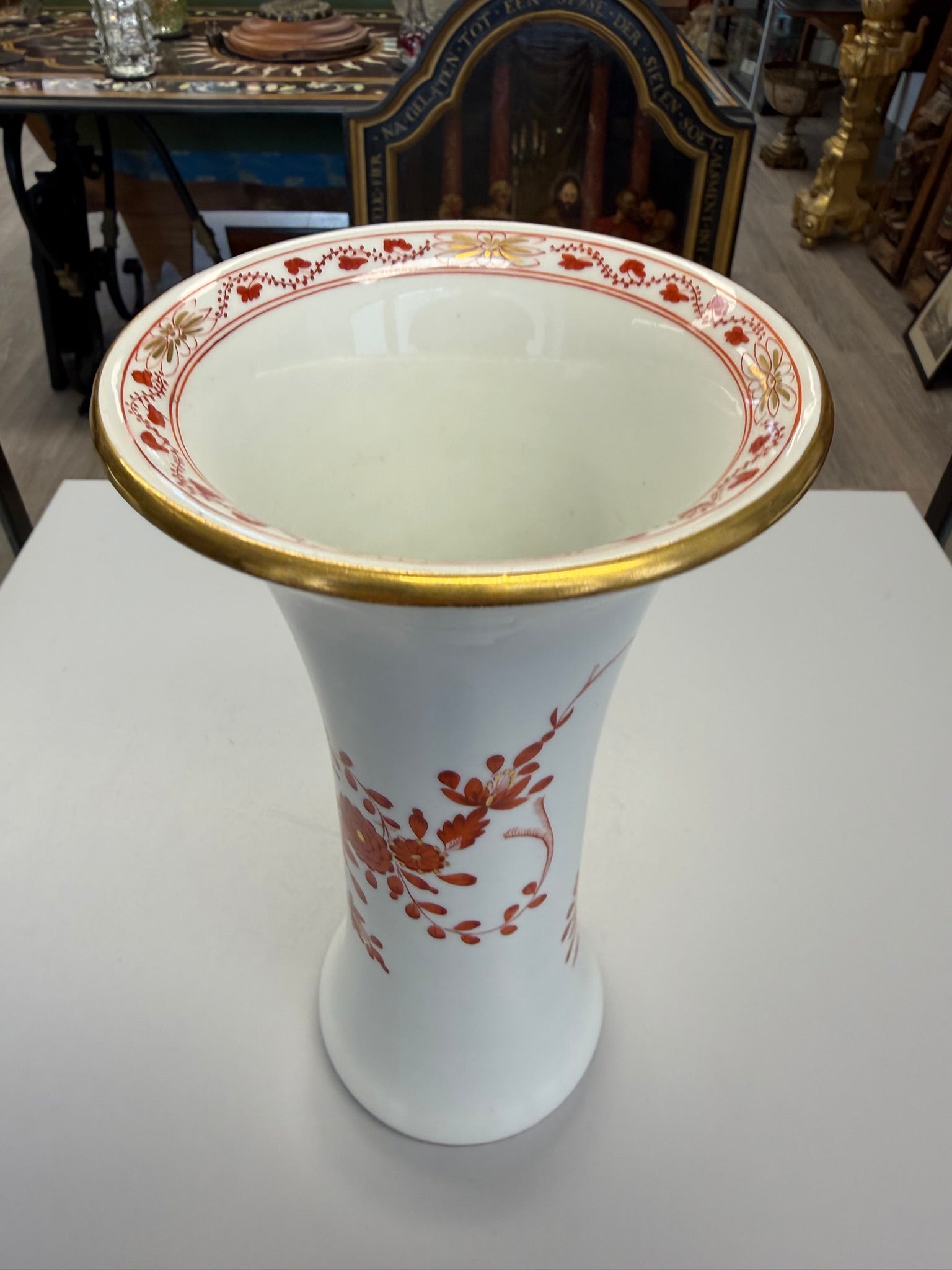 Meissen Vase Trichtervase Porzellan, korallenrotes Blumendekor (Indische Malerei) mit Goldstaffage & Goldrand, handbemalt, Höhe 24,5 cm