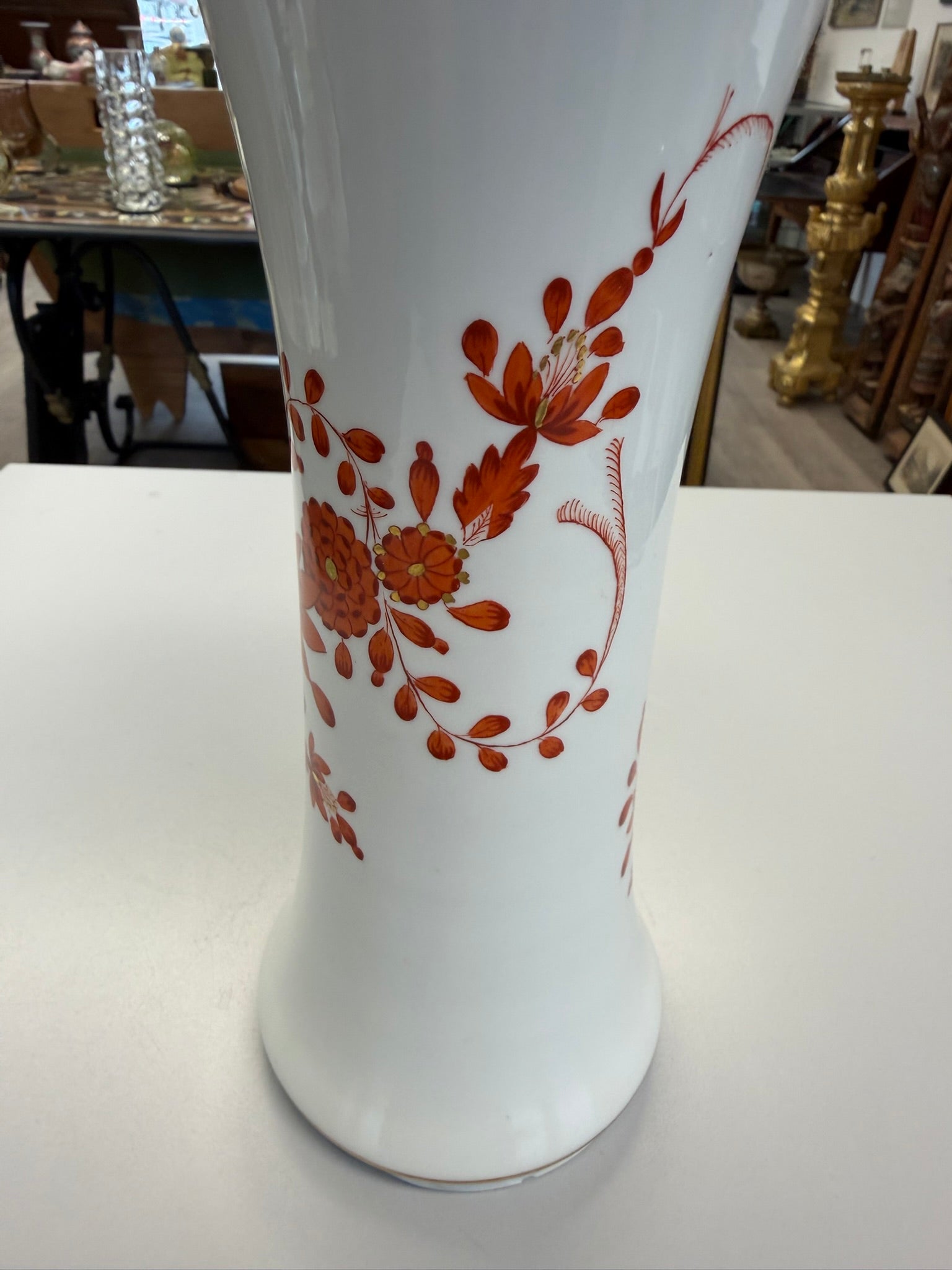 Meissen Vase Trichtervase Porzellan, korallenrotes Blumendekor (Indische Malerei) mit Goldstaffage & Goldrand, handbemalt, Höhe 24,5 cm