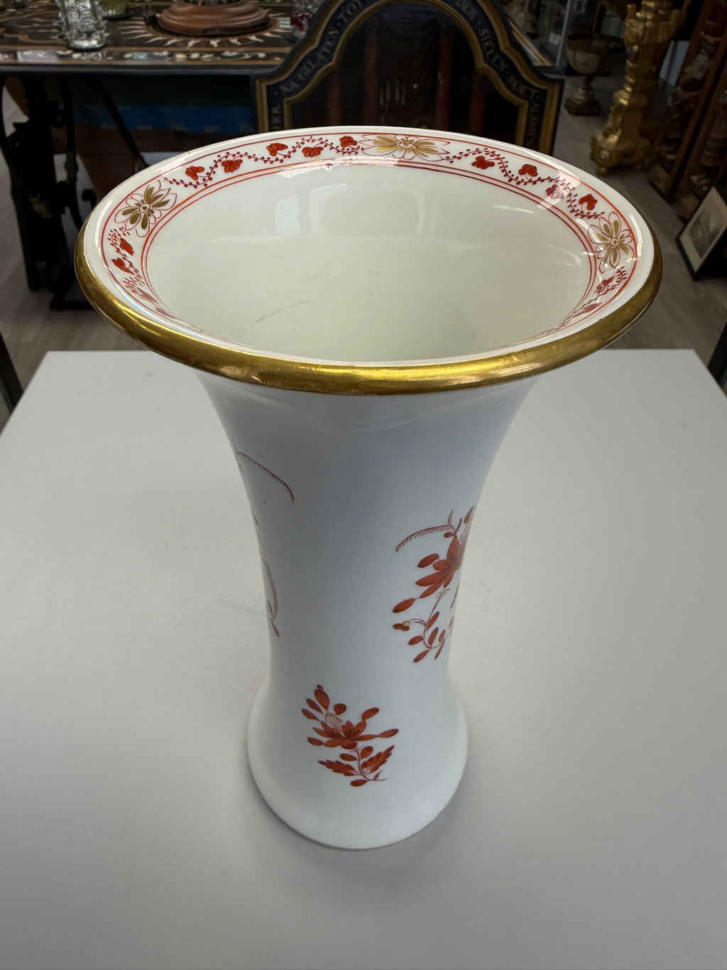 Meissen Vase Trichtervase Porzellan, korallenrotes Blumendekor (Indische Malerei) mit Goldstaffage & Goldrand, handbemalt, Höhe 24,5 cm