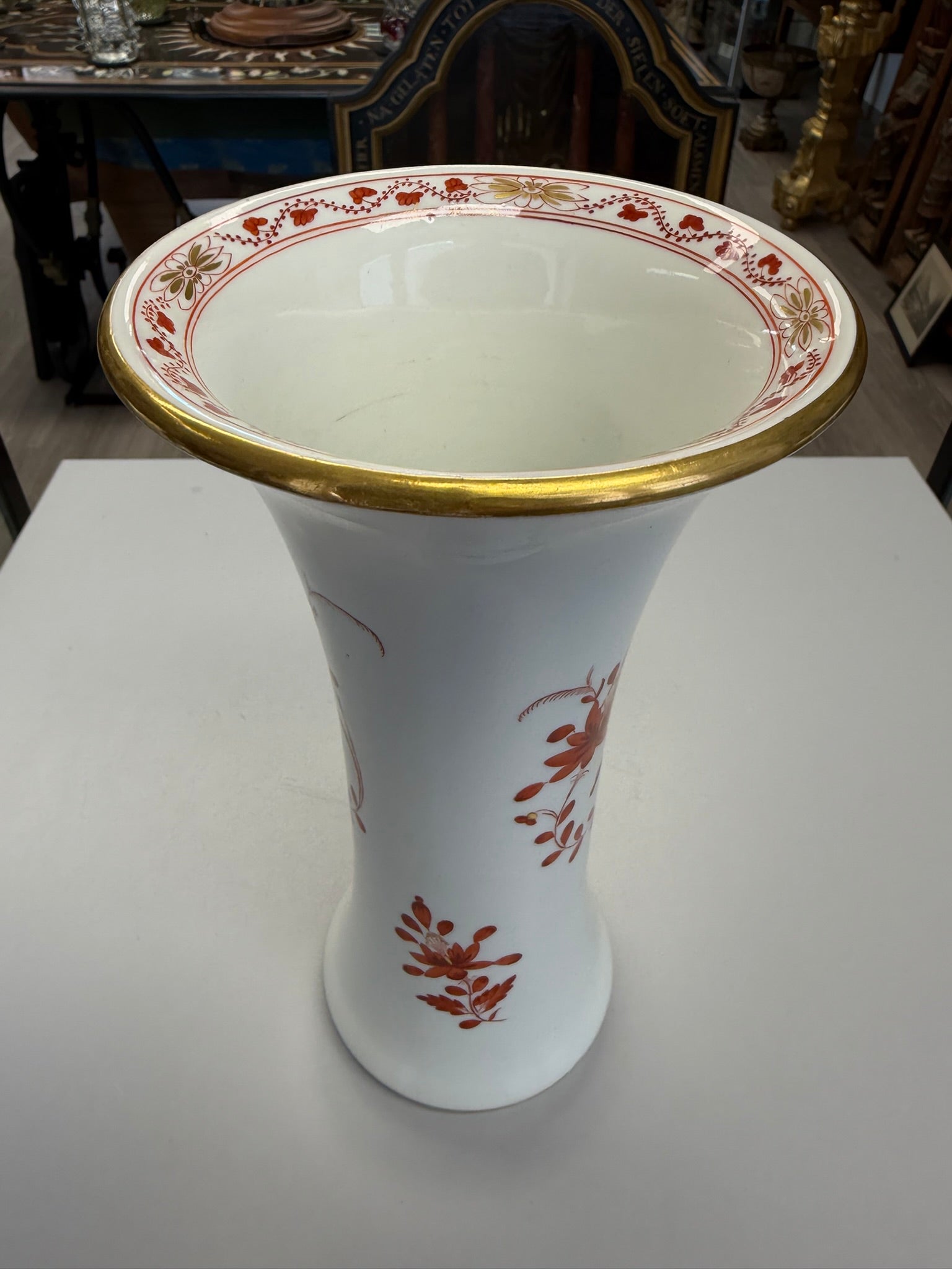 Meissen Vase Trichtervase Porzellan, korallenrotes Blumendekor (Indische Malerei) mit Goldstaffage & Goldrand, handbemalt, Höhe 24,5 cm