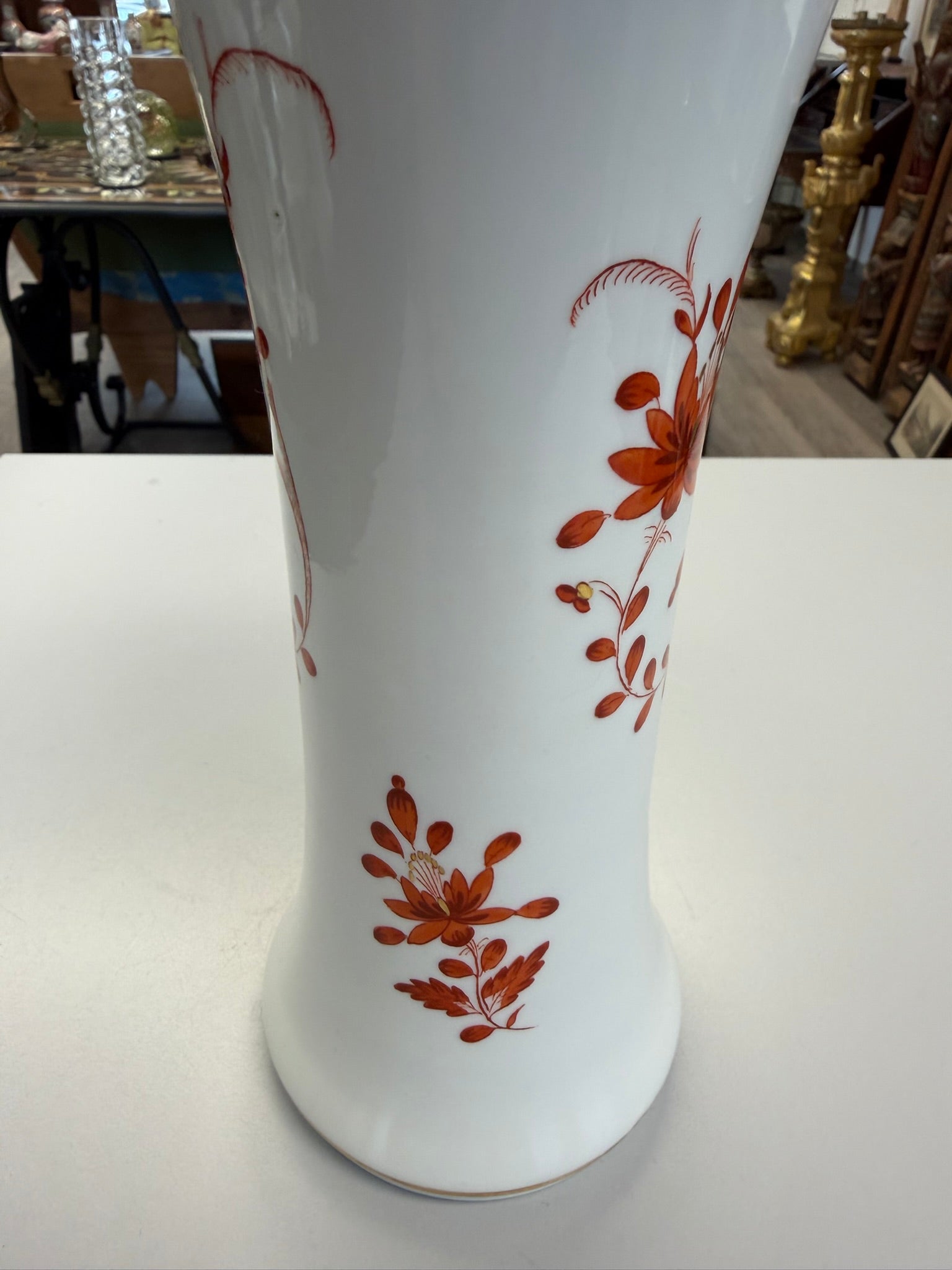 Meissen Vase Trichtervase Porzellan, korallenrotes Blumendekor (Indische Malerei) mit Goldstaffage & Goldrand, handbemalt, Höhe 24,5 cm