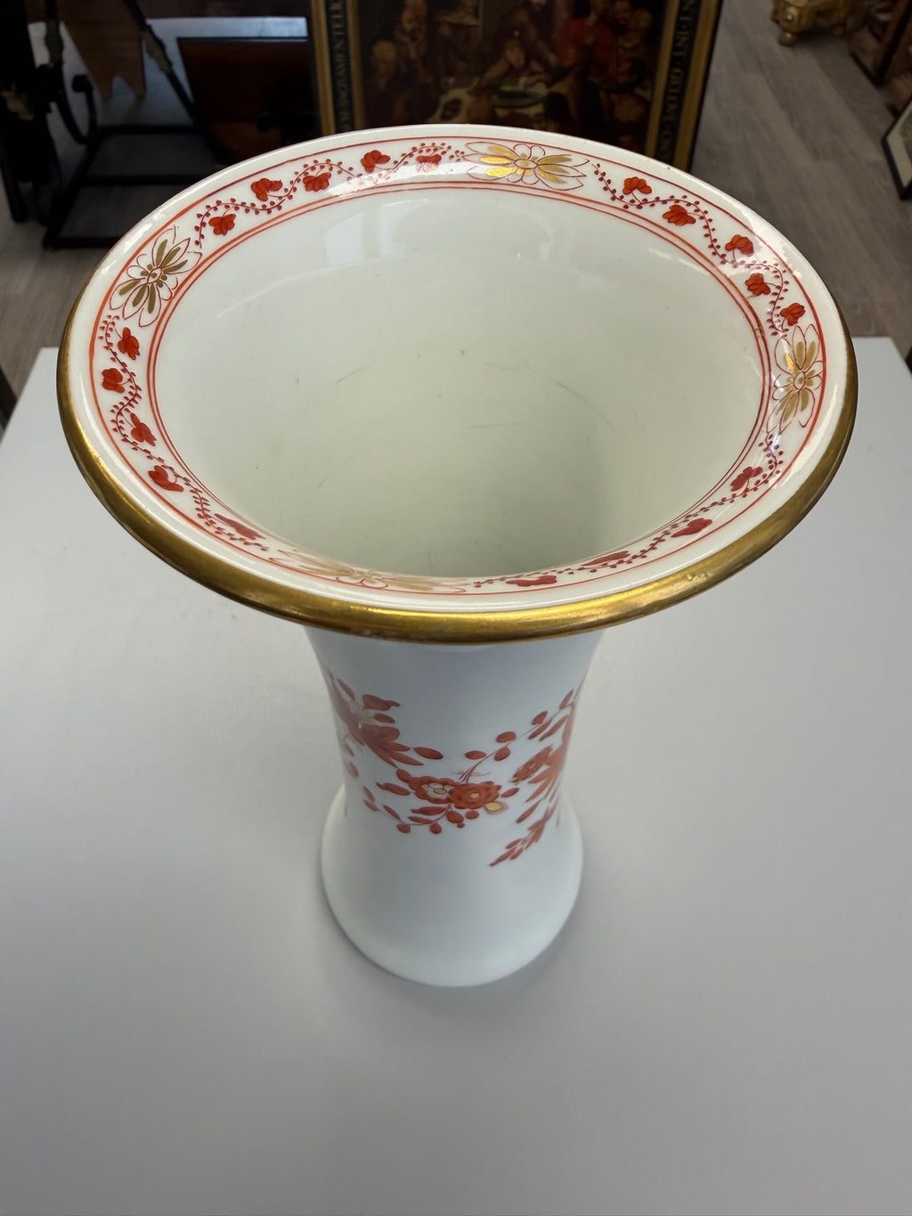 Meissen Vase Trichtervase Porzellan, korallenrotes Blumendekor (Indische Malerei) mit Goldstaffage & Goldrand, handbemalt, Höhe 24,5 cm