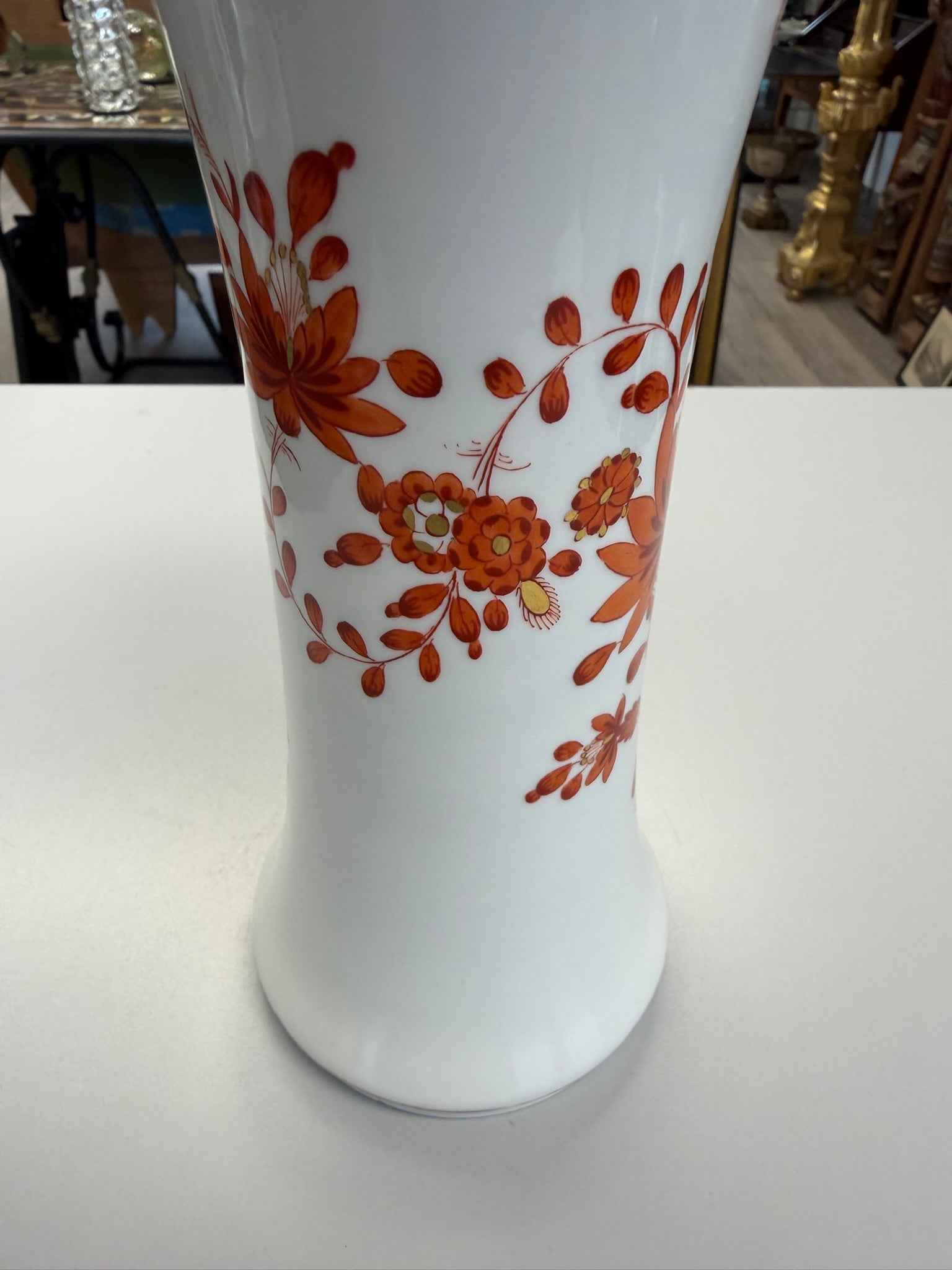 Meissen Vase Trichtervase Porzellan, korallenrotes Blumendekor (Indische Malerei) mit Goldstaffage & Goldrand, handbemalt, Höhe 24,5 cm