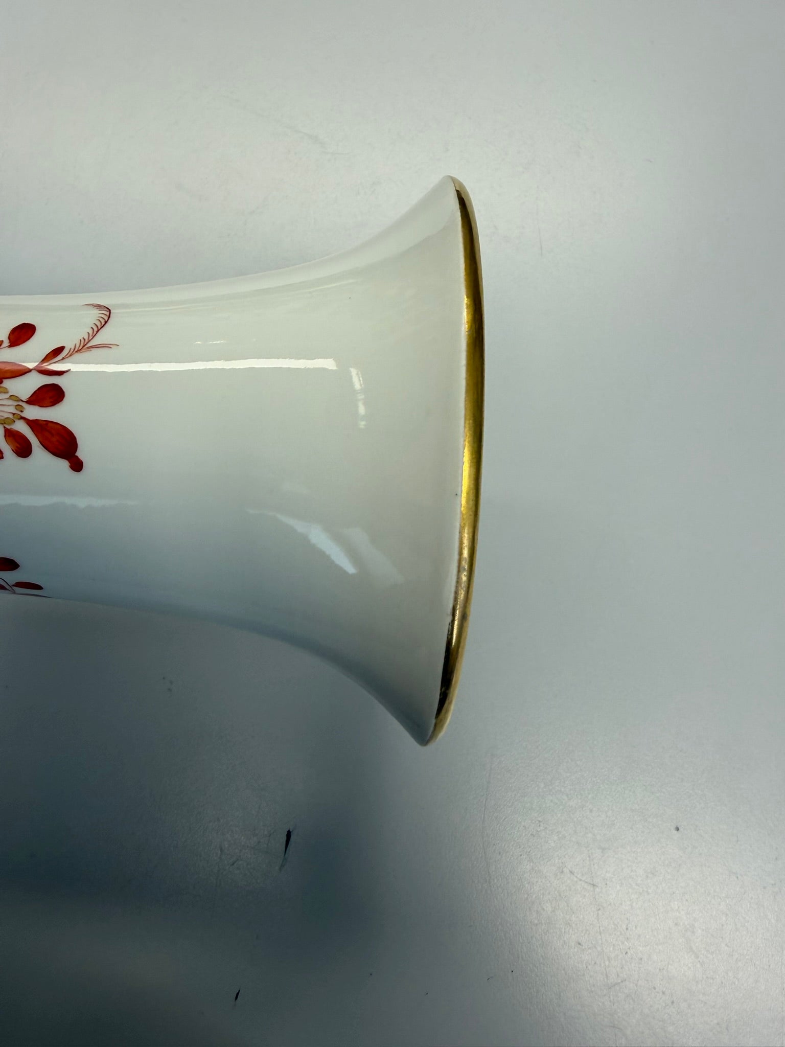 Meissen Vase Trichtervase Porzellan, korallenrotes Blumendekor (Indische Malerei) mit Goldstaffage & Goldrand, handbemalt, Höhe 24,5 cm