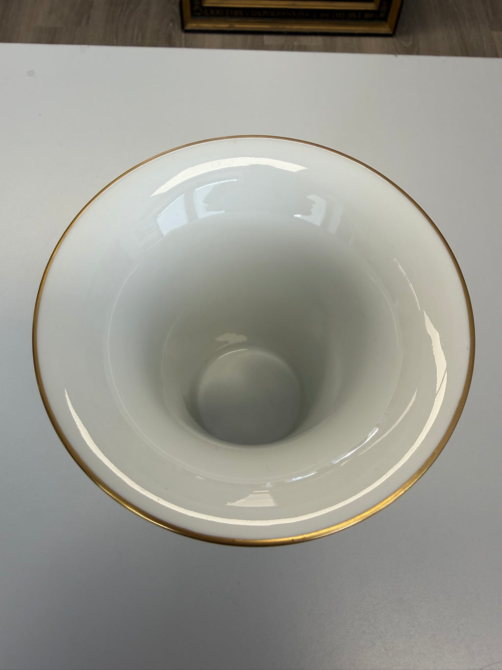 Meissen Vase Trichtervase Porzellan, Schwarzer Drache (Ming-Drache) handbemalt mit Goldstaffage & Goldrand, Höhe 14 cm