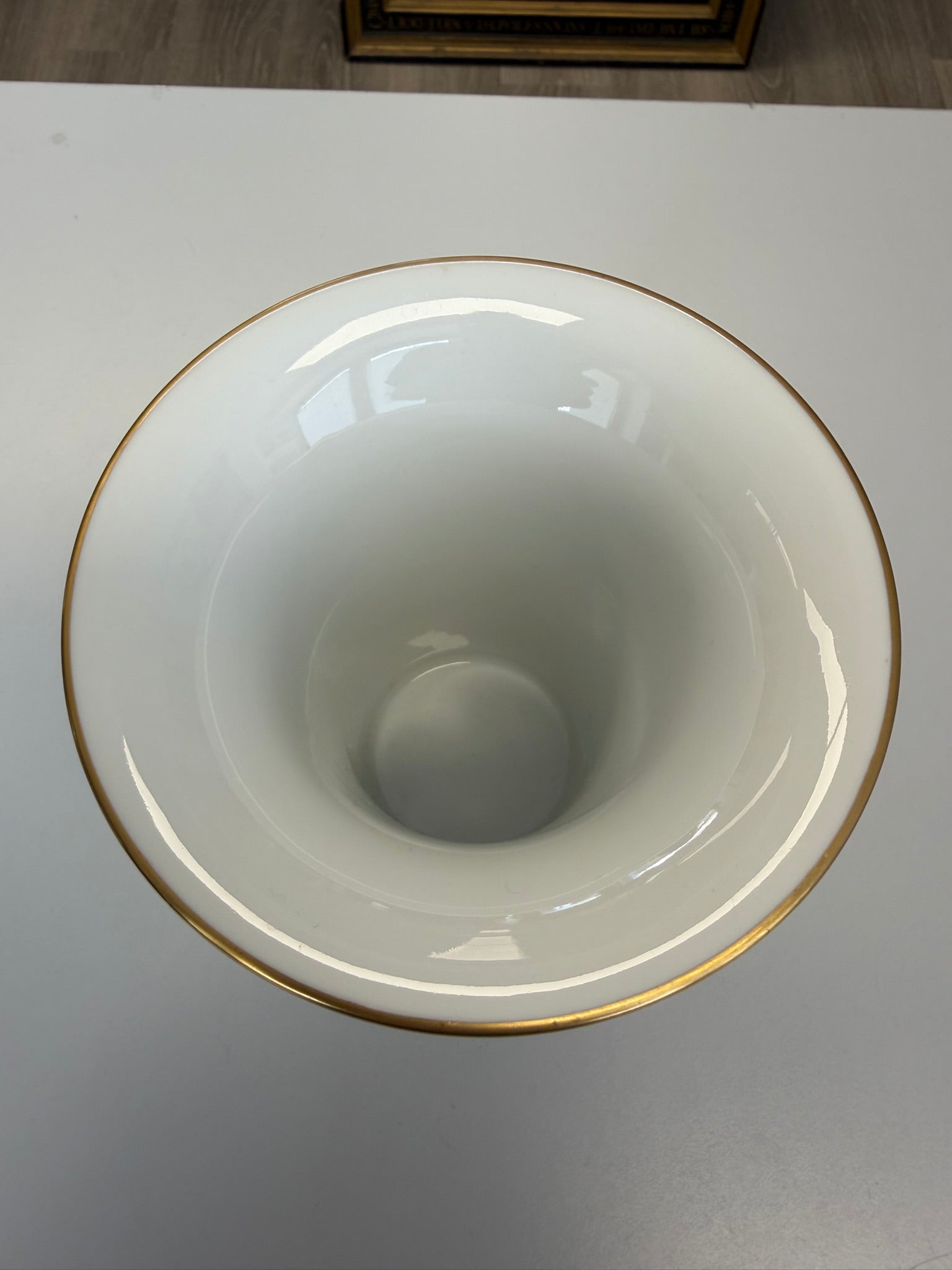 Meissen Vase Trichtervase Porzellan, Schwarzer Drache (Ming-Drache) handbemalt mit Goldstaffage & Goldrand, Höhe 14 cm