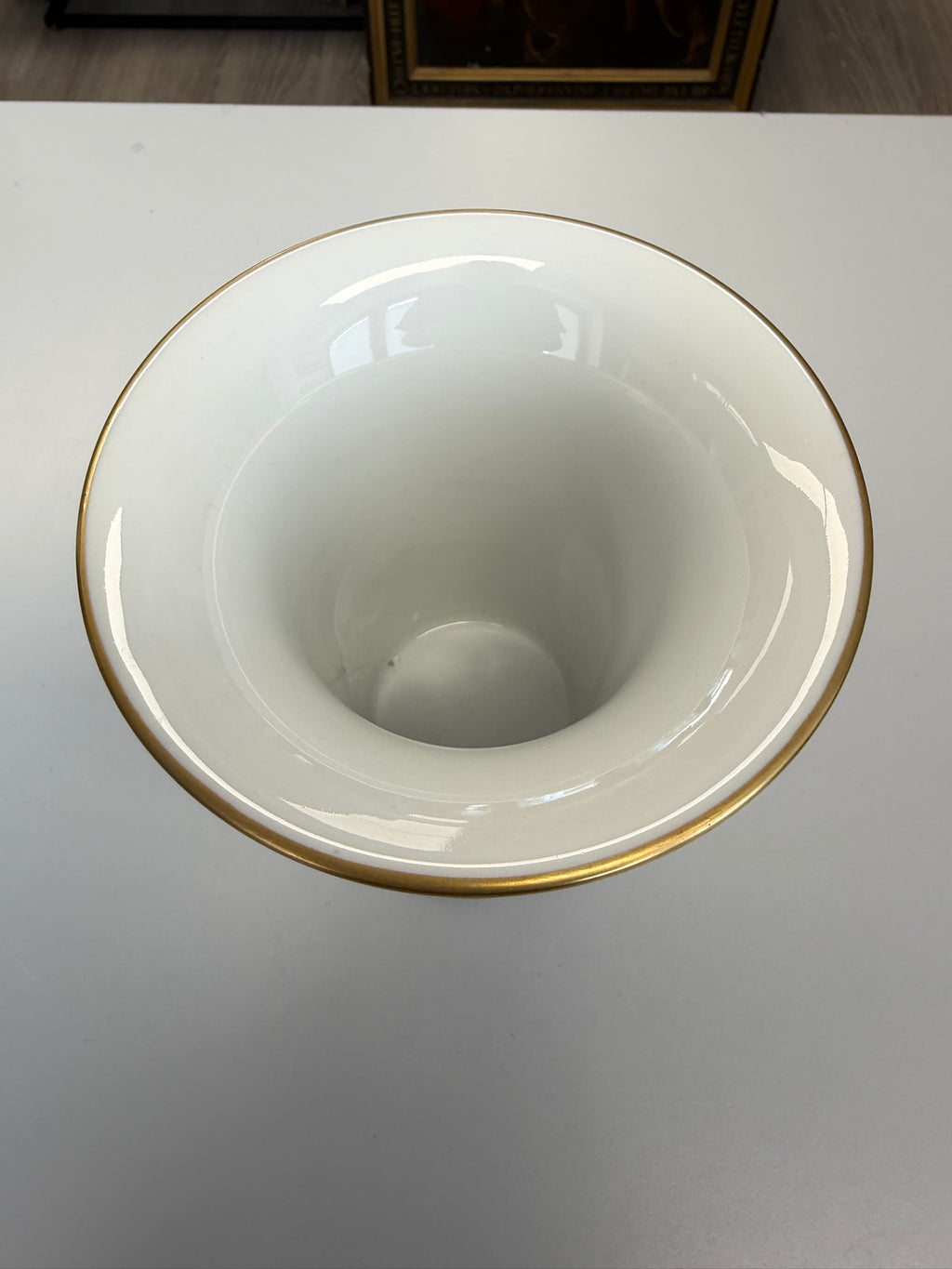 Meissen Vase Trichtervase Porzellan, Schwarzer Drache (Ming-Drache) handbemalt mit Goldstaffage & Goldrand, Höhe 14 cm