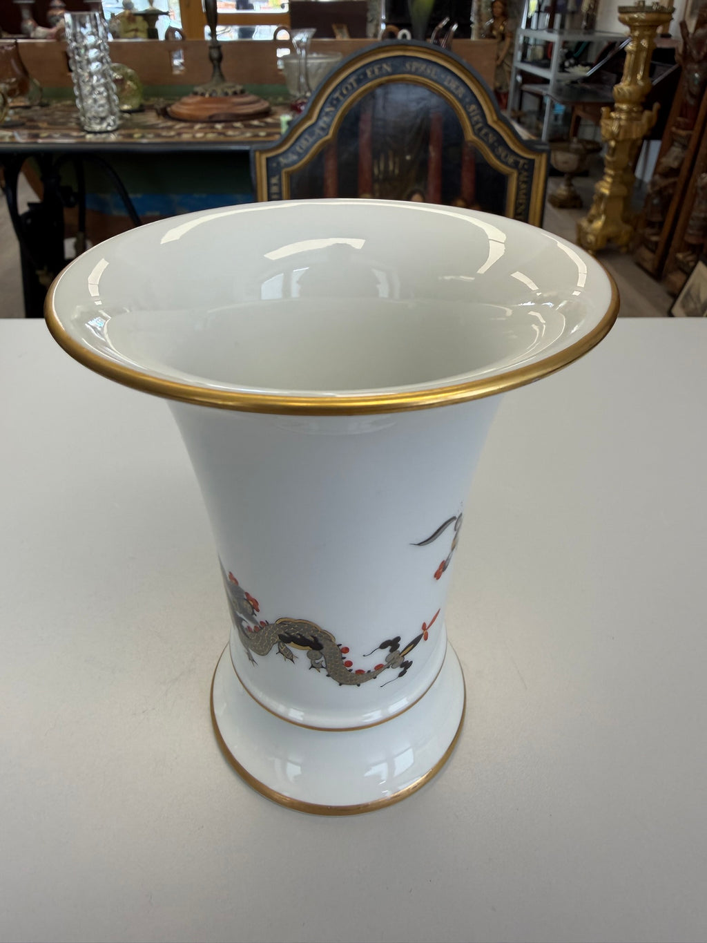 Meissen Vase Trichtervase Porzellan, Schwarzer Drache (Ming-Drache) handbemalt mit Goldstaffage & Goldrand, Höhe 14 cm