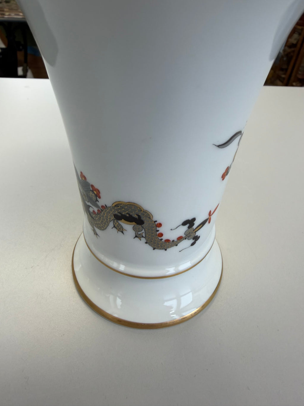 Meissen Vase Trichtervase Porzellan, Schwarzer Drache (Ming-Drache) handbemalt mit Goldstaffage & Goldrand, Höhe 14 cm