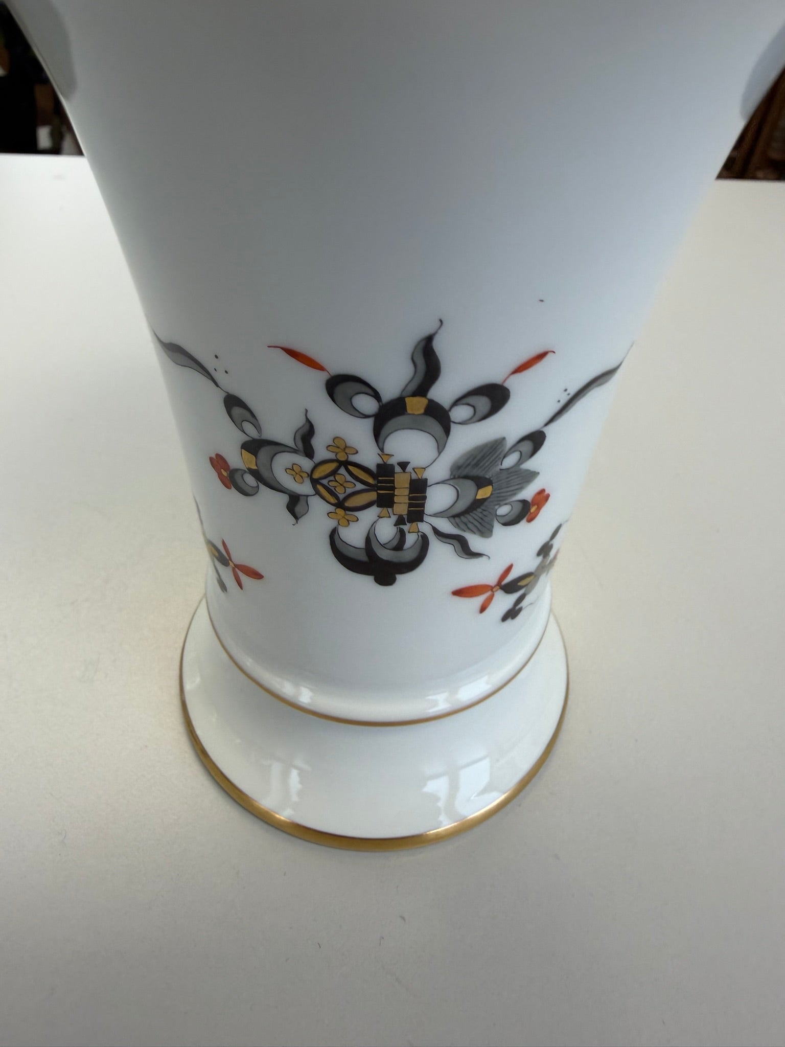 Meissen Vase Trichtervase Porzellan, Schwarzer Drache (Ming-Drache) handbemalt mit Goldstaffage & Goldrand, Höhe 14 cm