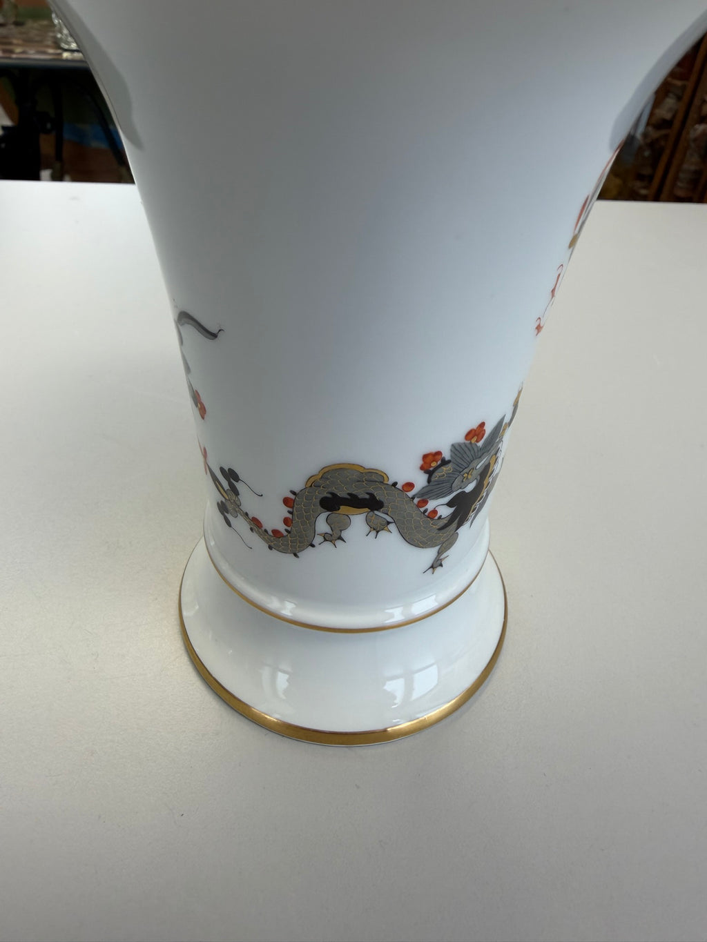 Meissen Vase Trichtervase Porzellan, Schwarzer Drache (Ming-Drache) handbemalt mit Goldstaffage & Goldrand, Höhe 14 cm