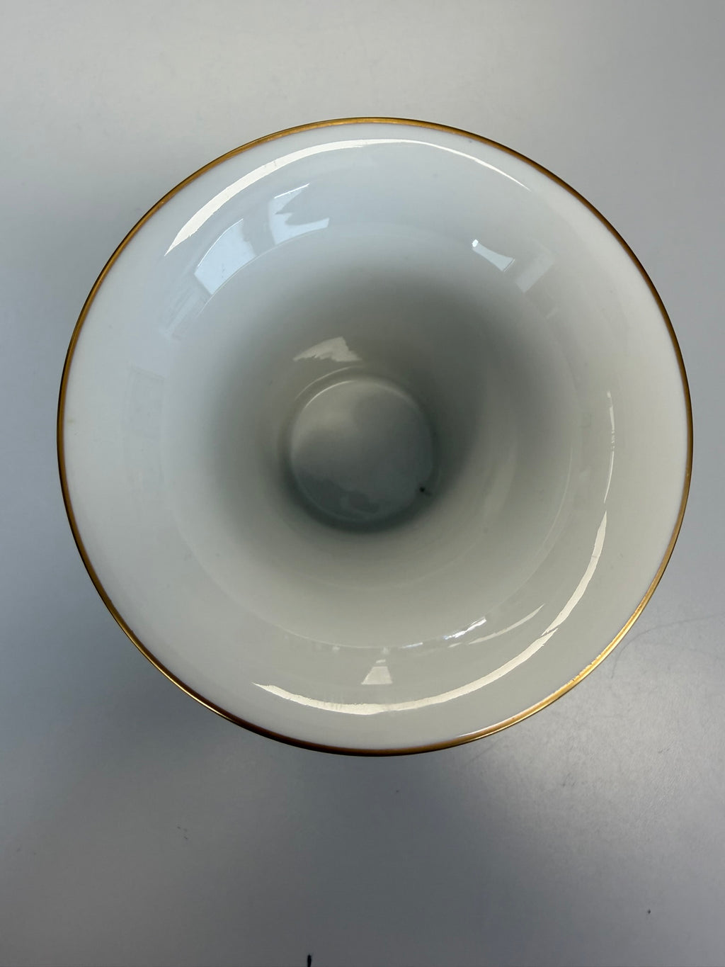 Meissen Vase Trichtervase Porzellan, Schwarzer Drache (Ming-Drache) handbemalt mit Goldstaffage & Goldrand, Höhe 14 cm