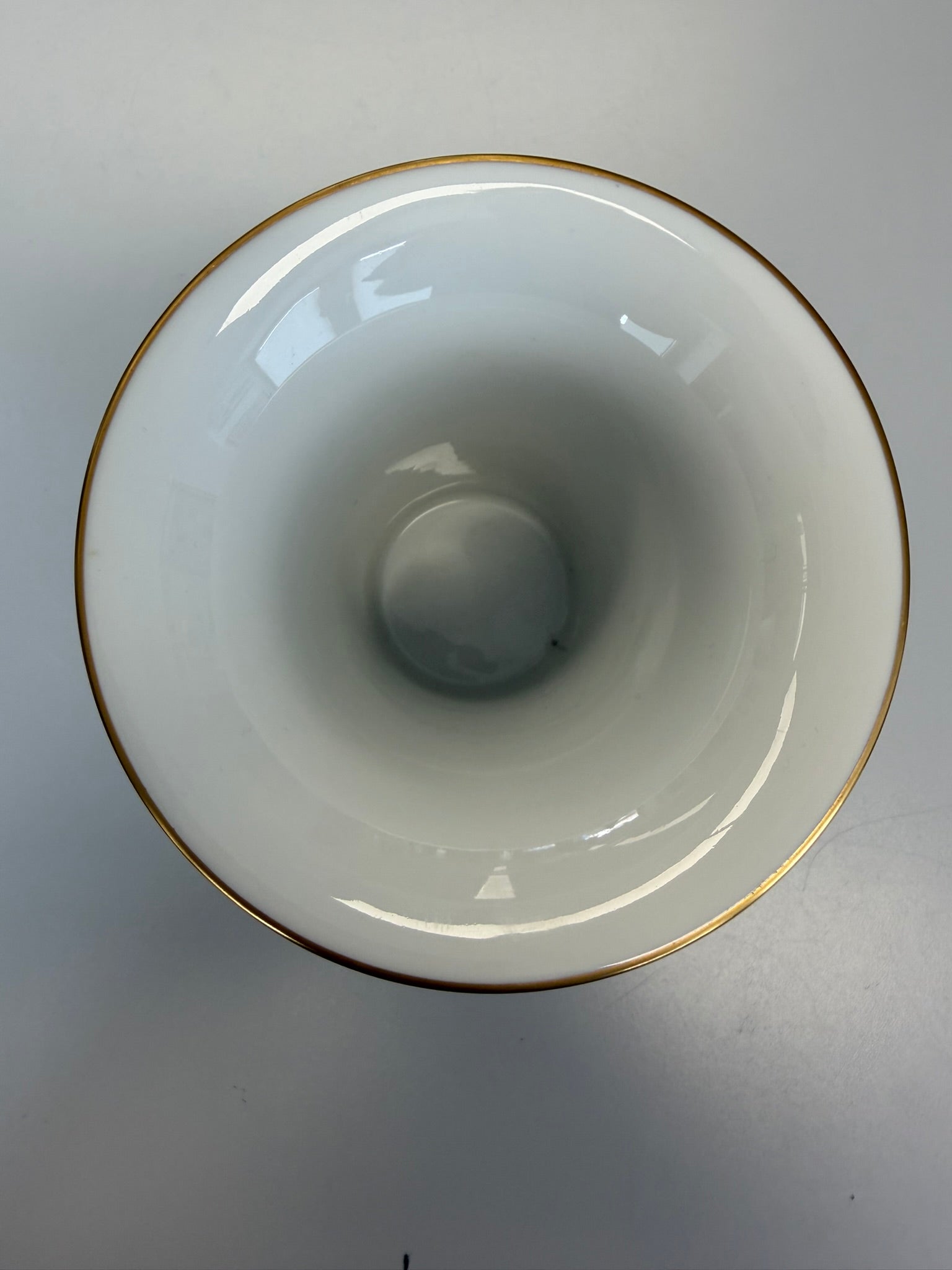 Meissen Vase Trichtervase Porzellan, Schwarzer Drache (Ming-Drache) handbemalt mit Goldstaffage & Goldrand, Höhe 14 cm