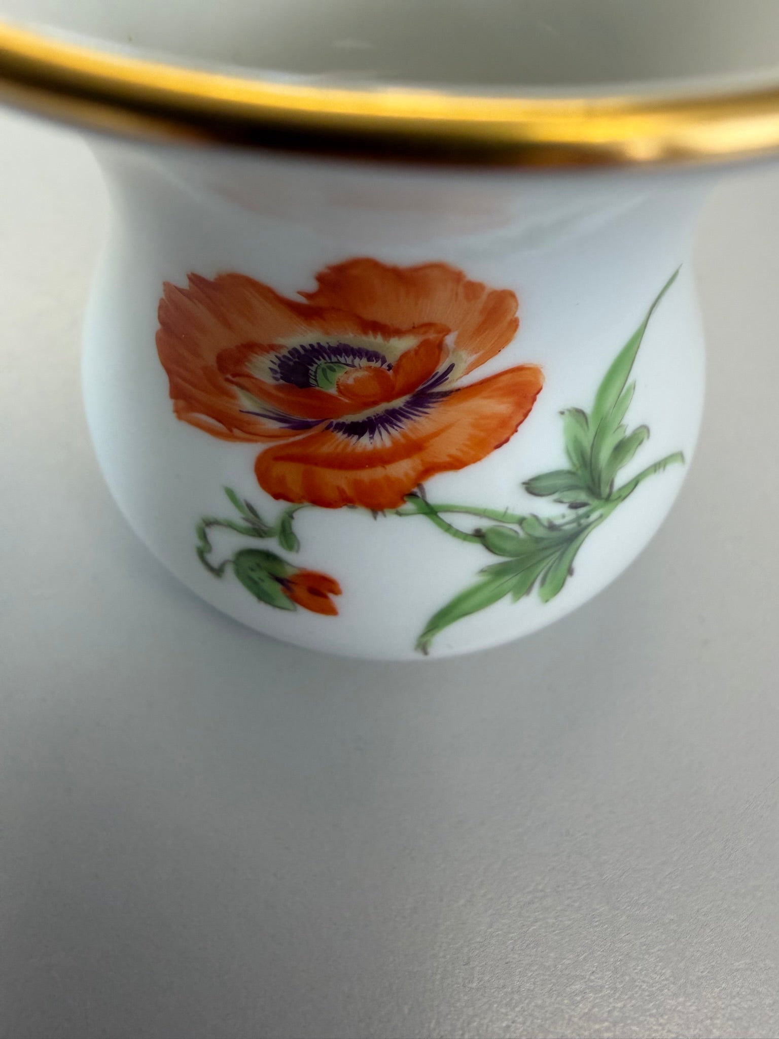 Kleine Meissen Vase Väschen Porzellan, Mohnblume (Deutsche Blume) handbemalt mit Goldrand, Höhe 6,5 cm