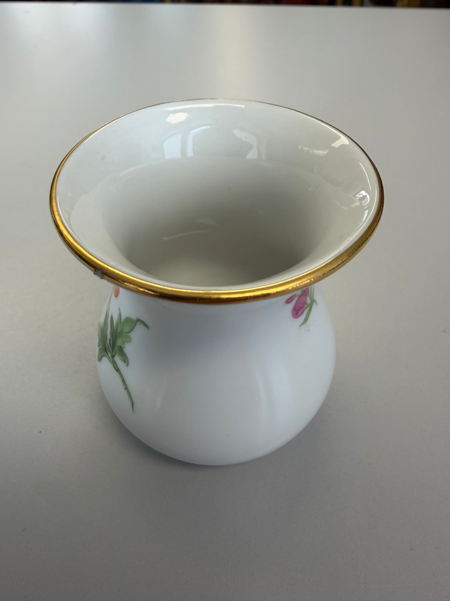 Kleine Meissen Vase Väschen Porzellan, Mohnblume (Deutsche Blume) handbemalt mit Goldrand, Höhe 6,5 cm