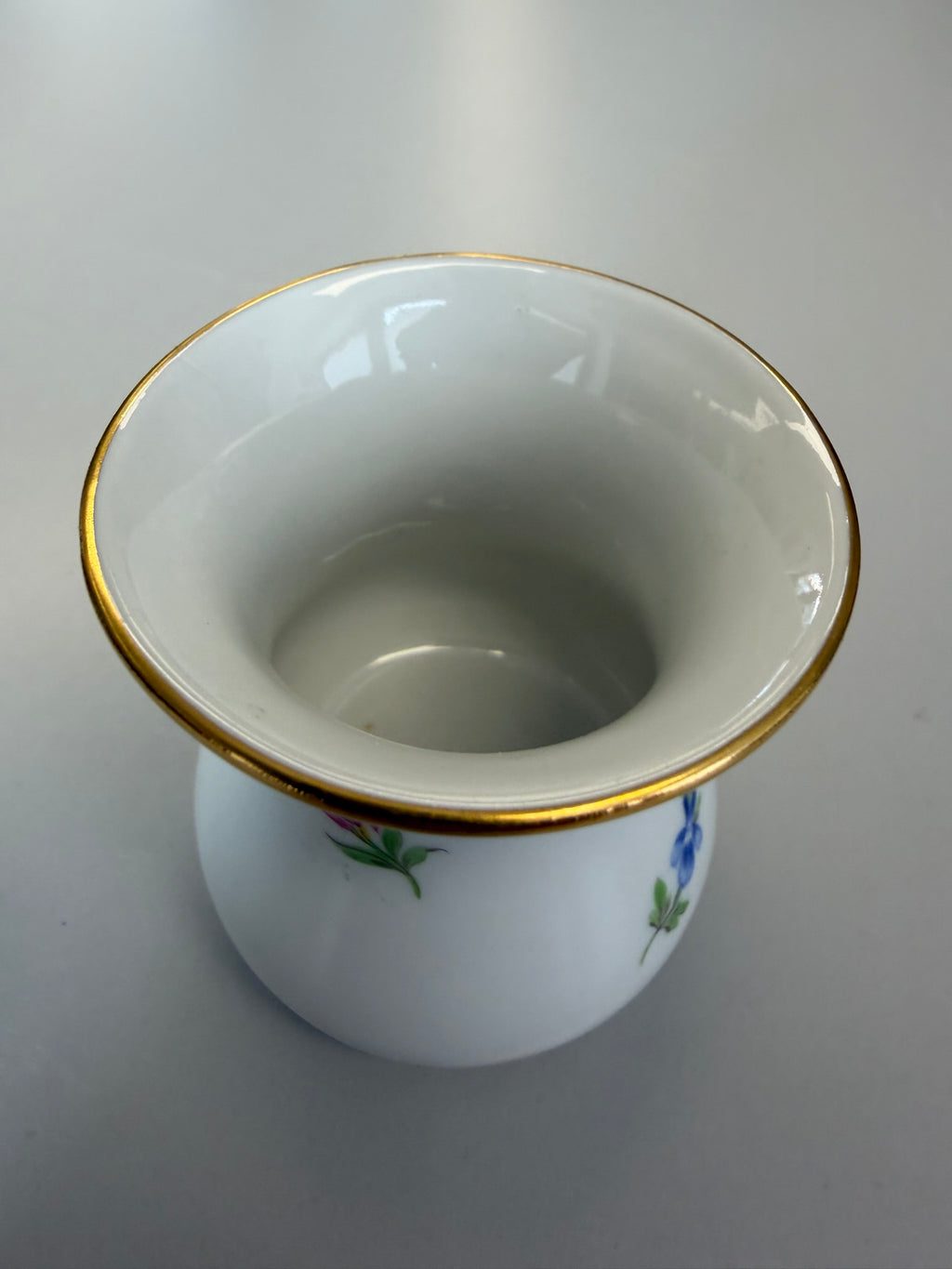 Kleine Meissen Vase Väschen Porzellan, Mohnblume (Deutsche Blume) handbemalt mit Goldrand, Höhe 6,5 cm