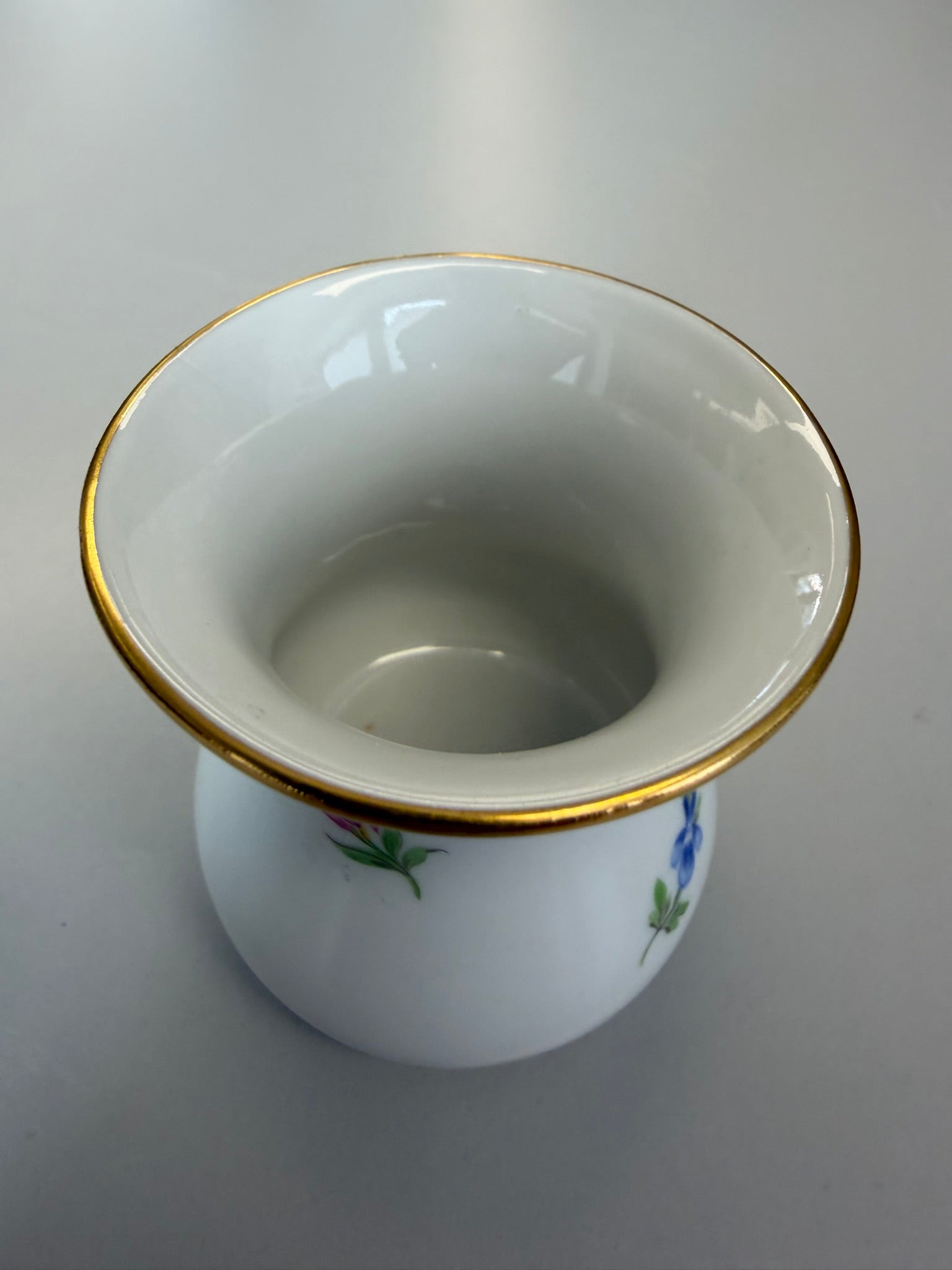 Kleine Meissen Vase Väschen Porzellan, Mohnblume (Deutsche Blume) handbemalt mit Goldrand, Höhe 6,5 cm