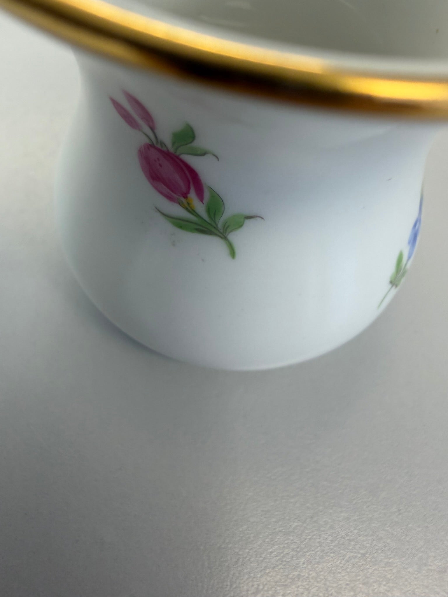 Kleine Meissen Vase Väschen Porzellan, Mohnblume (Deutsche Blume) handbemalt mit Goldrand, Höhe 6,5 cm