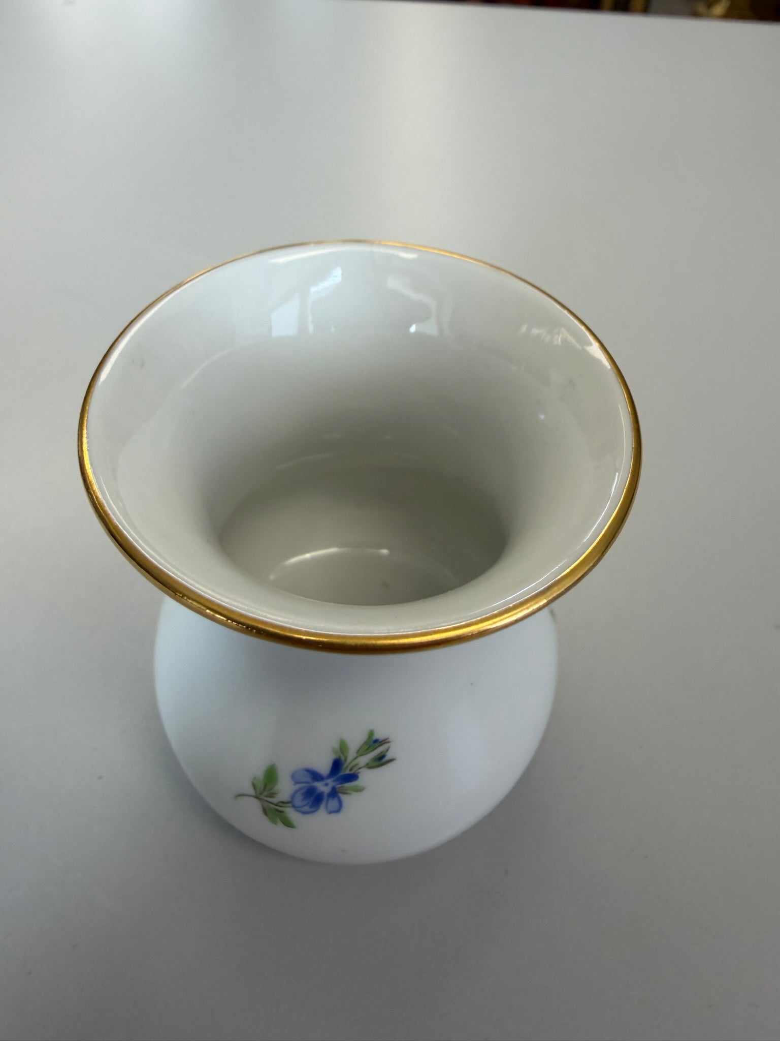 Kleine Meissen Vase Väschen Porzellan, Mohnblume (Deutsche Blume) handbemalt mit Goldrand, Höhe 6,5 cm