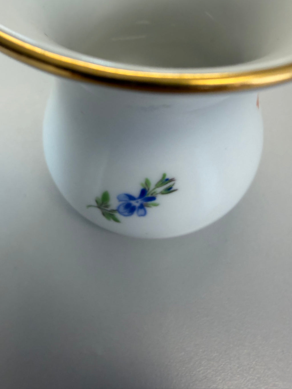 Kleine Meissen Vase Väschen Porzellan, Mohnblume (Deutsche Blume) handbemalt mit Goldrand, Höhe 6,5 cm