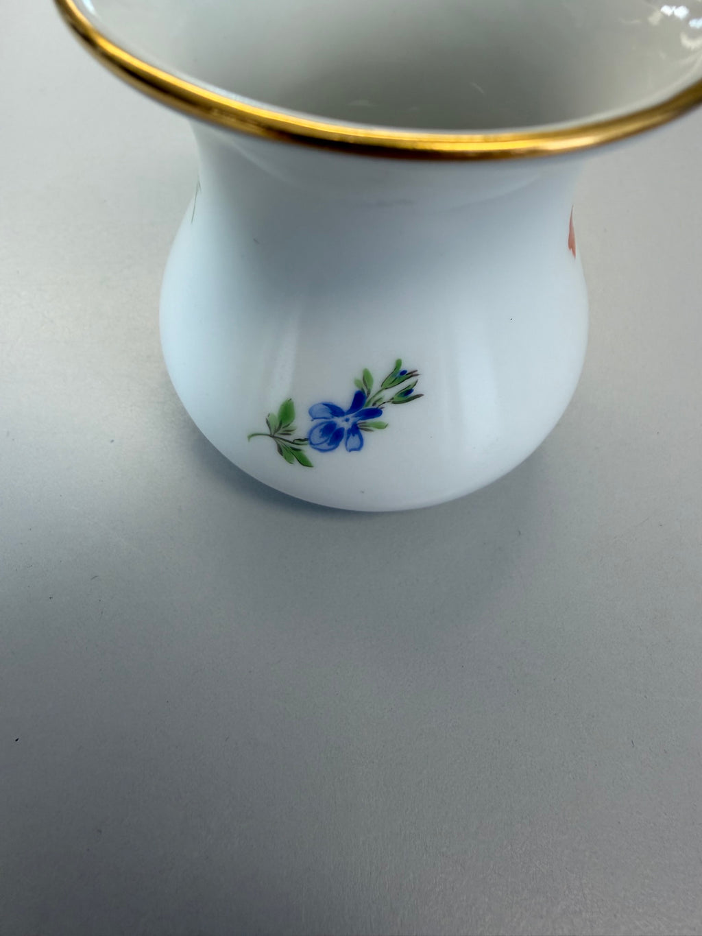 Kleine Meissen Vase Väschen Porzellan, Mohnblume (Deutsche Blume) handbemalt mit Goldrand, Höhe 6,5 cm
