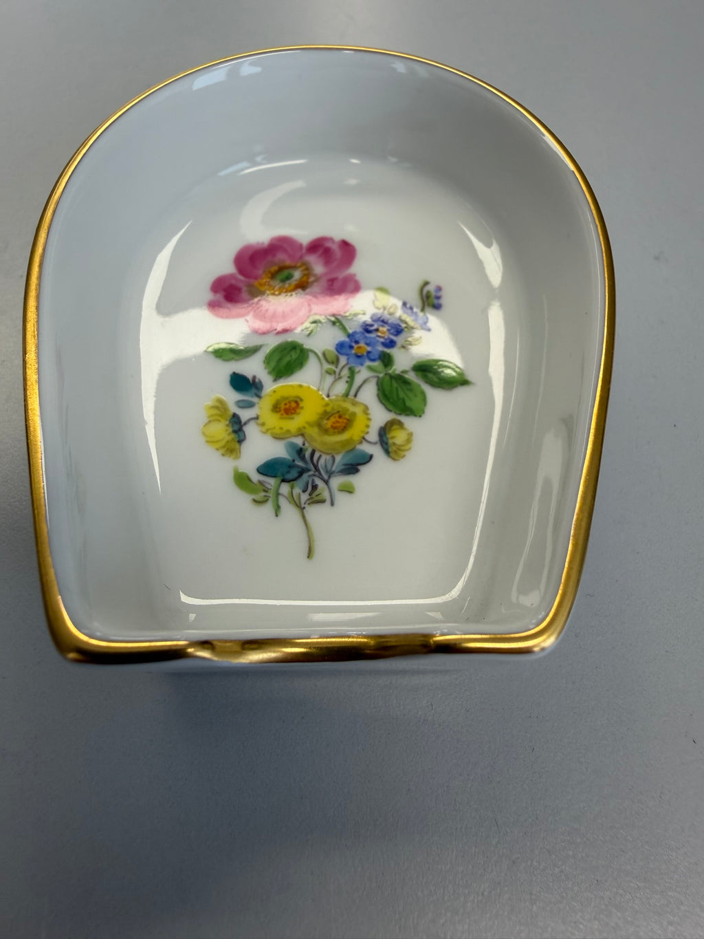 Meissen Aschenbecher Porzellan, buntes Blumenbukett (Bunte Blume) handbemalt mit Goldrand, 6×8 cm