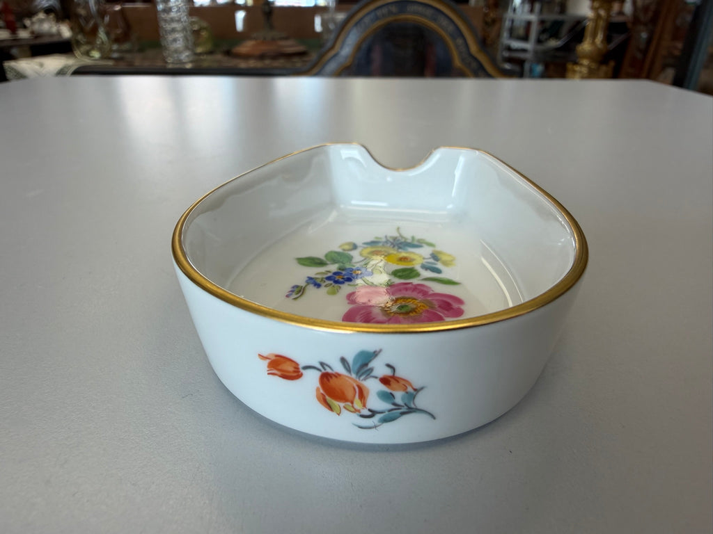 Meissen Aschenbecher Porzellan, buntes Blumenbukett (Bunte Blume) handbemalt mit Goldrand, 6×8 cm