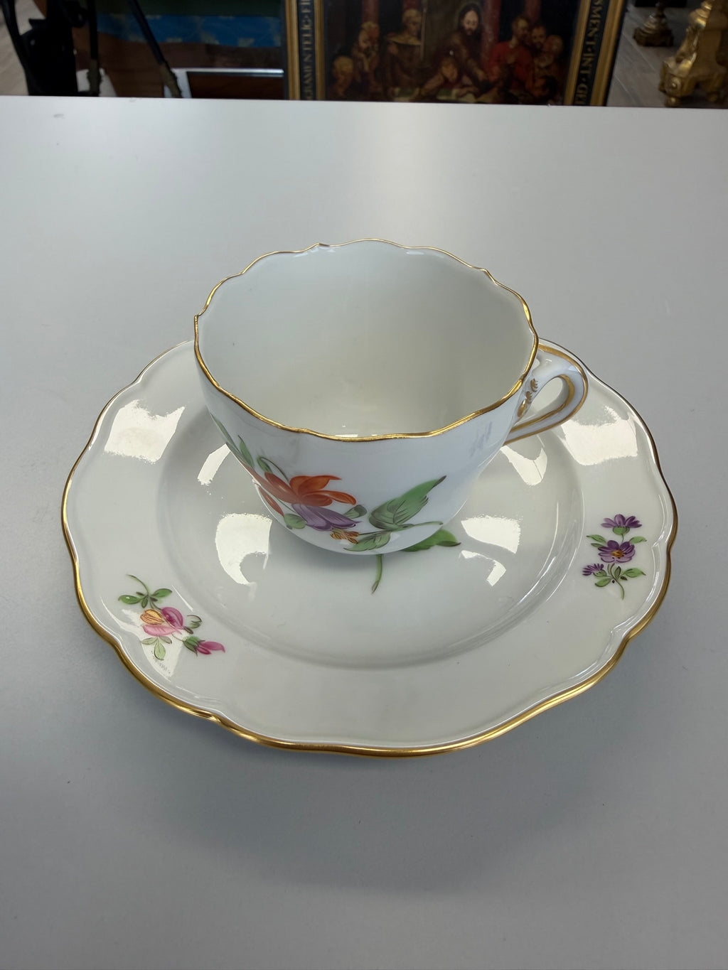 Meissen Kaffeetasse mit Untertasse Porzellan, buntes Blumendekor handbemalt mit Goldrand