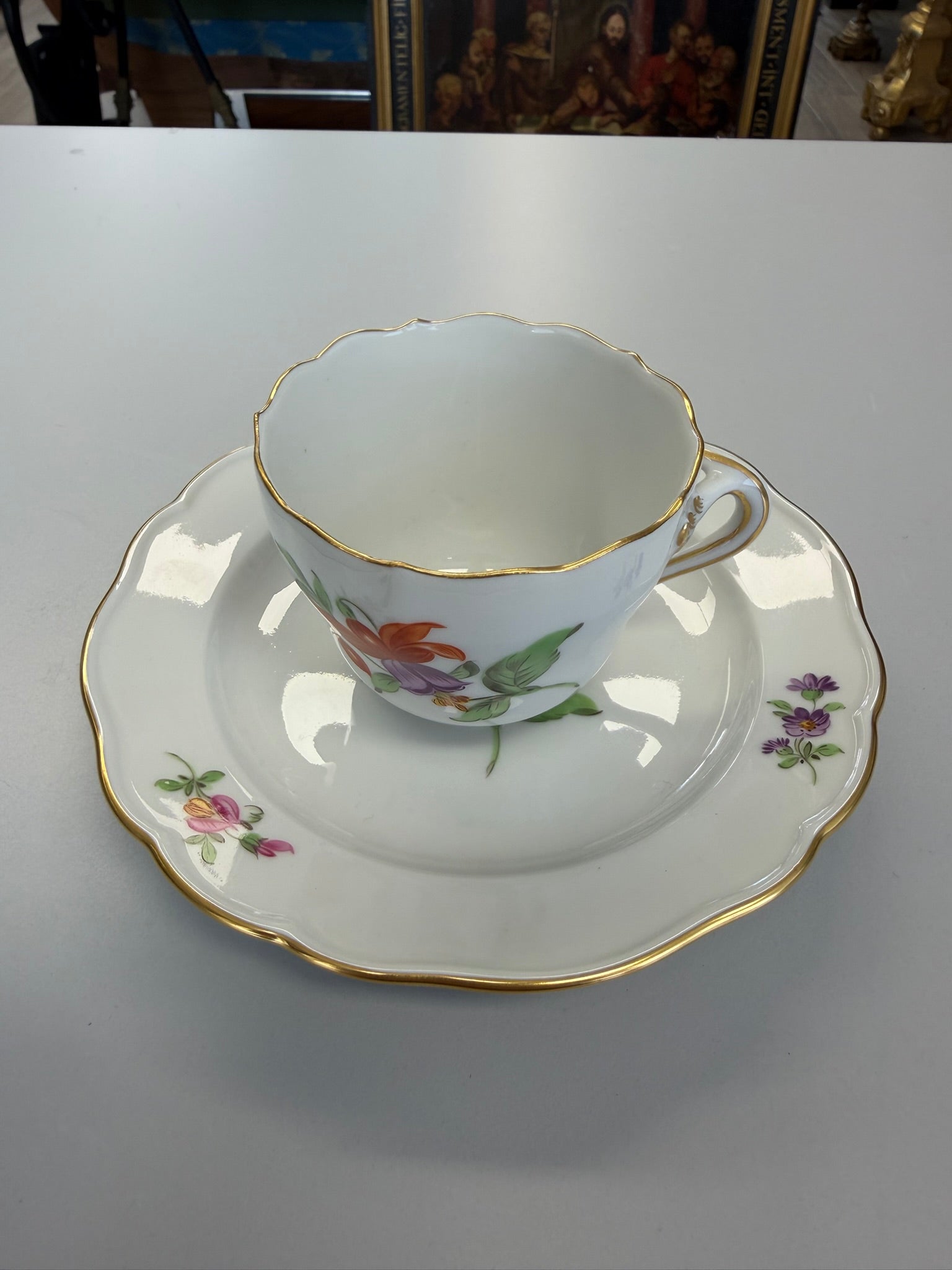 Meissen Kaffeetasse mit Untertasse Porzellan, buntes Blumendekor handbemalt mit Goldrand