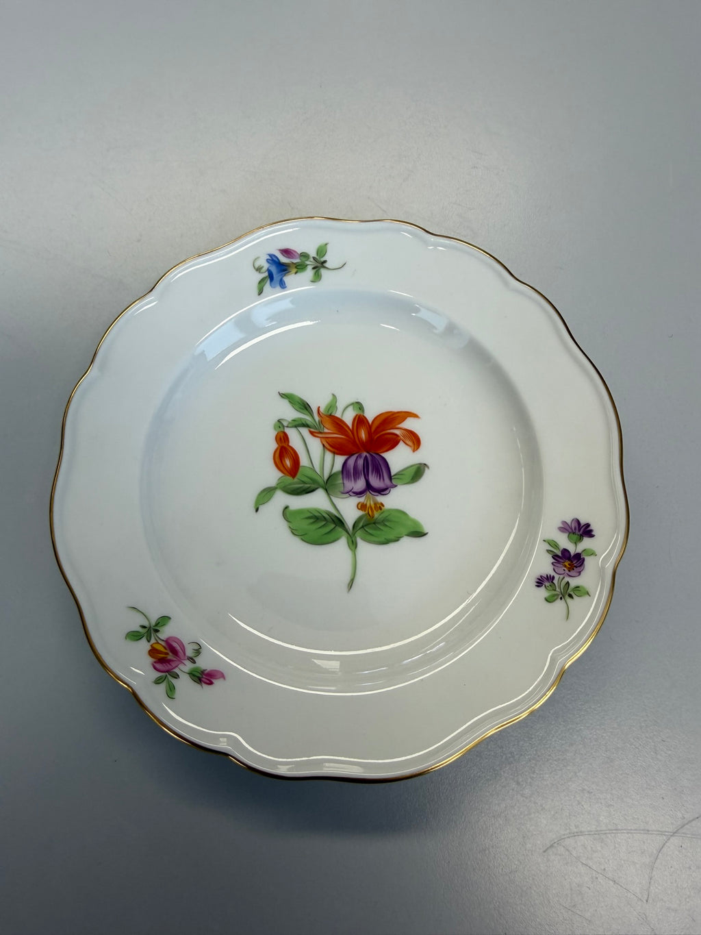 Meissen Kaffeetasse mit Untertasse Porzellan, buntes Blumendekor handbemalt mit Goldrand