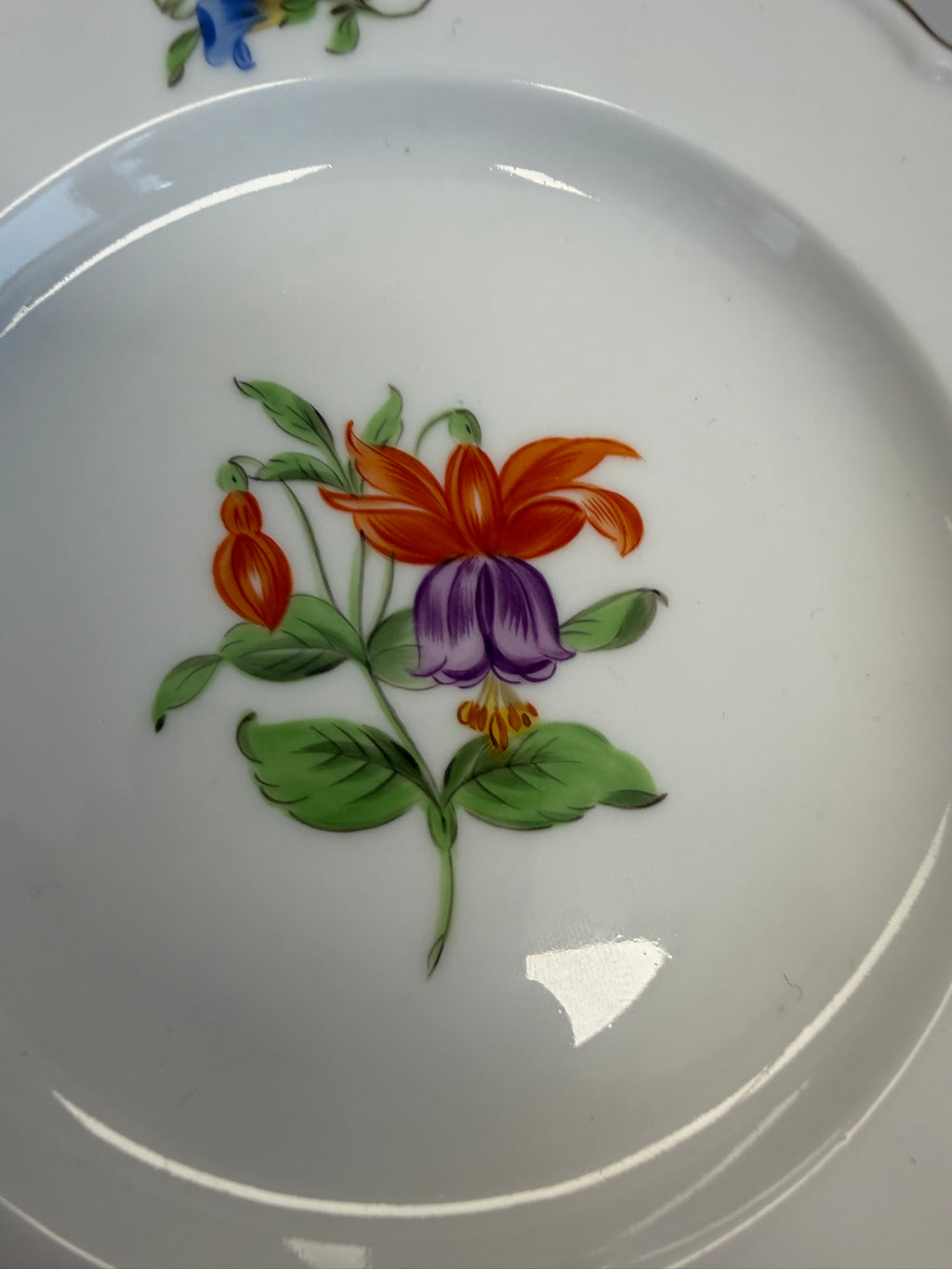Meissen Kaffeetasse mit Untertasse Porzellan, buntes Blumendekor handbemalt mit Goldrand