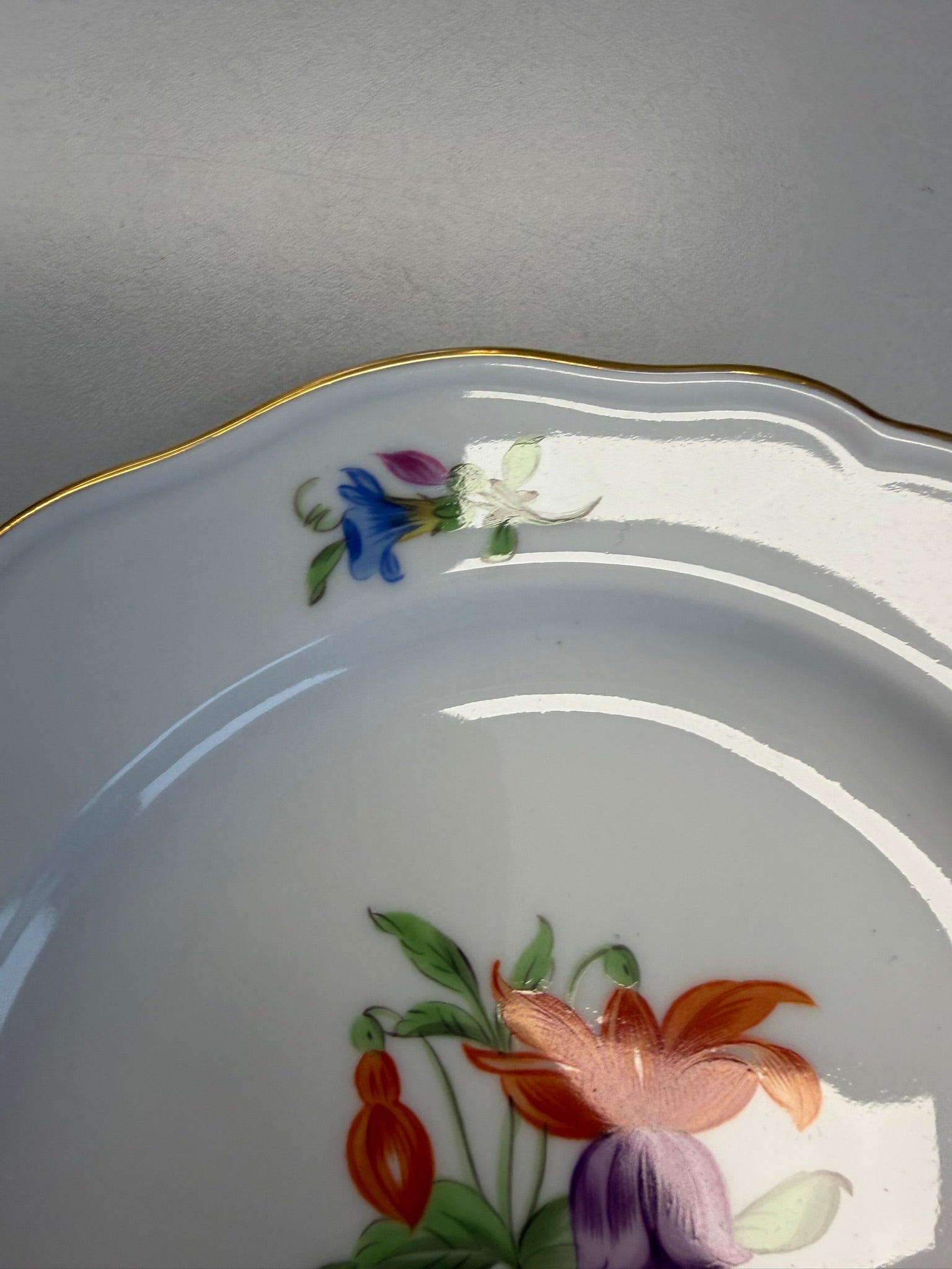 Meissen Kaffeetasse mit Untertasse Porzellan, buntes Blumendekor handbemalt mit Goldrand