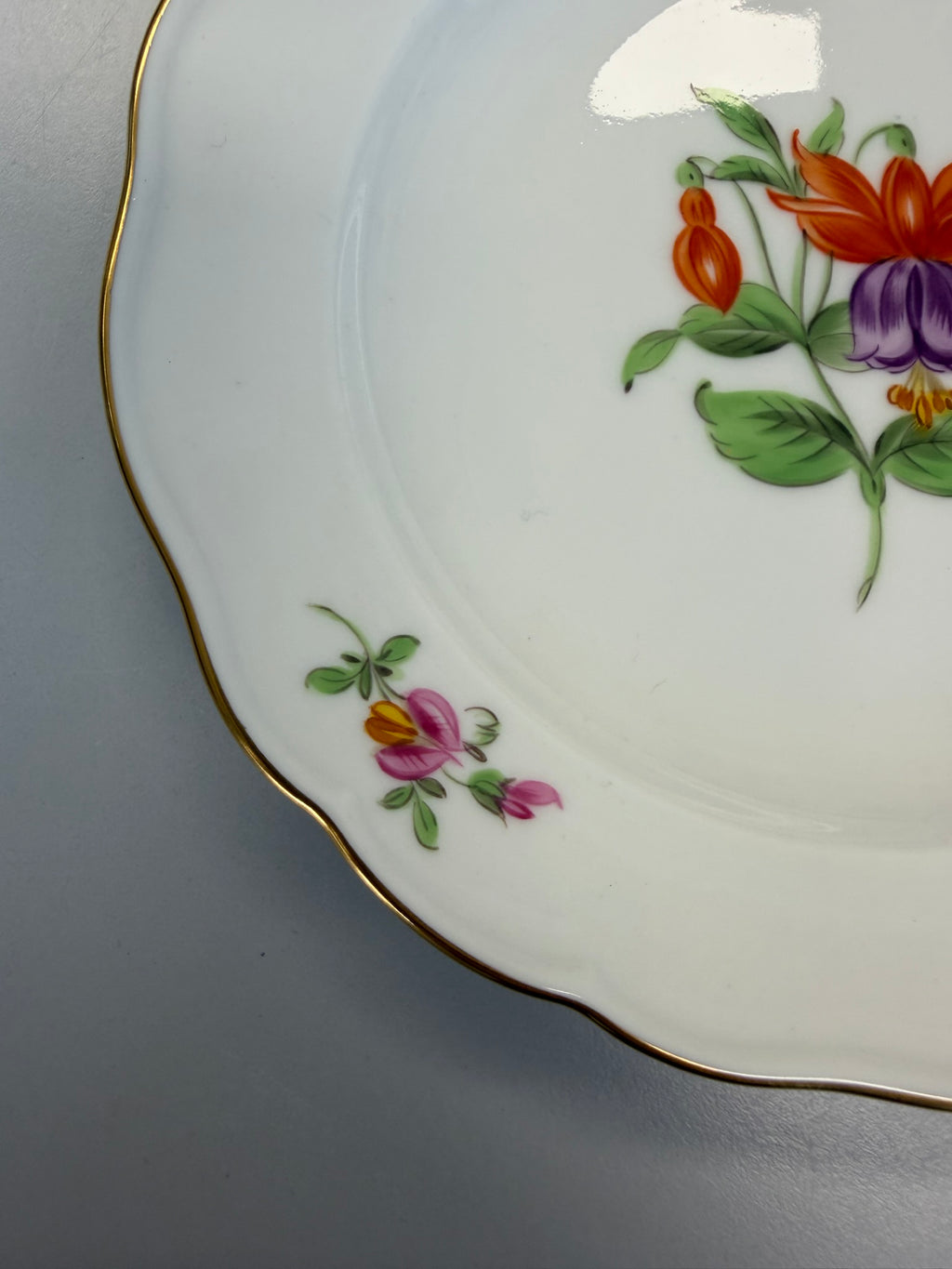 Meissen Kaffeetasse mit Untertasse Porzellan, buntes Blumendekor handbemalt mit Goldrand