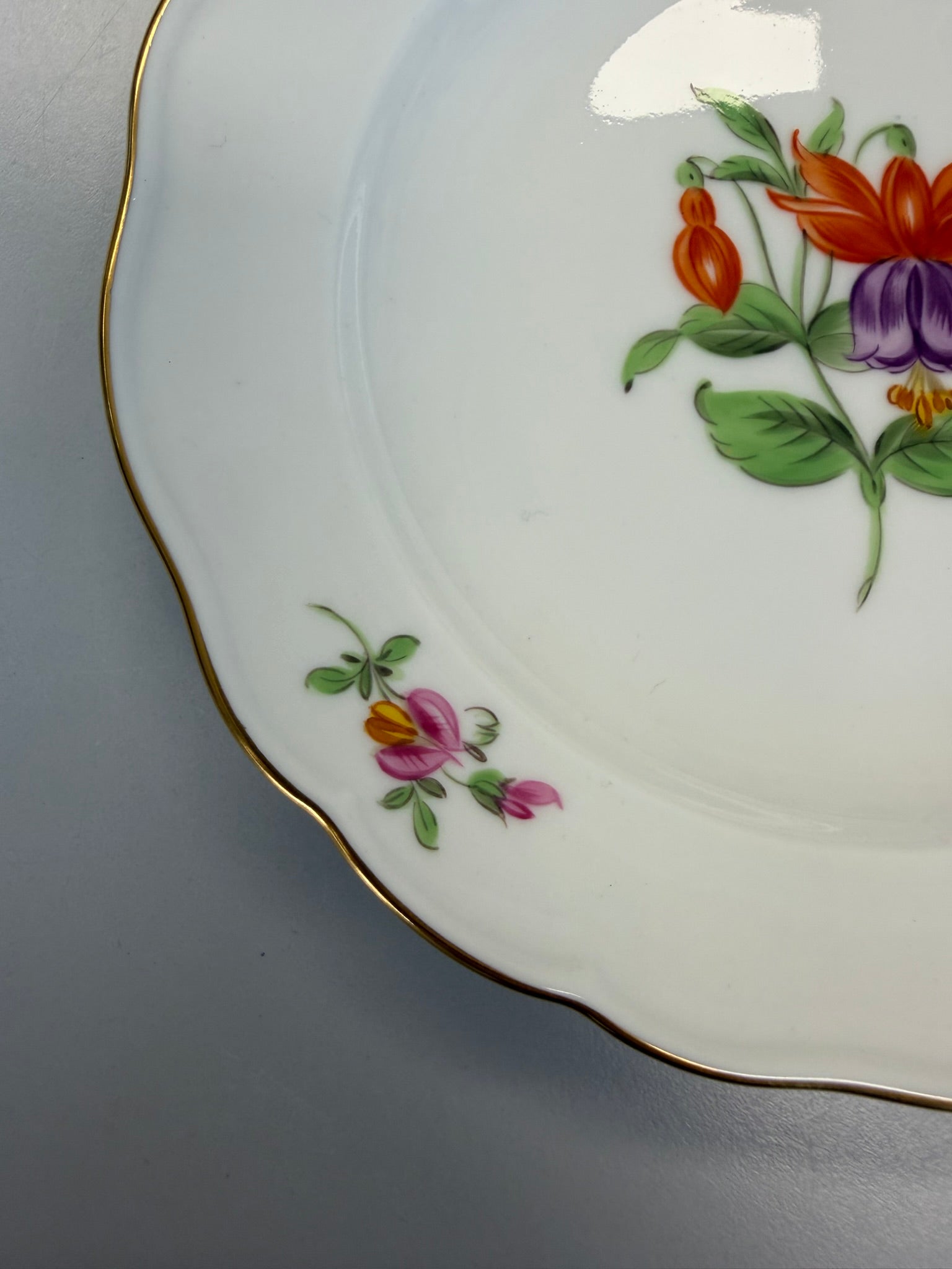 Meissen Kaffeetasse mit Untertasse Porzellan, buntes Blumendekor handbemalt mit Goldrand