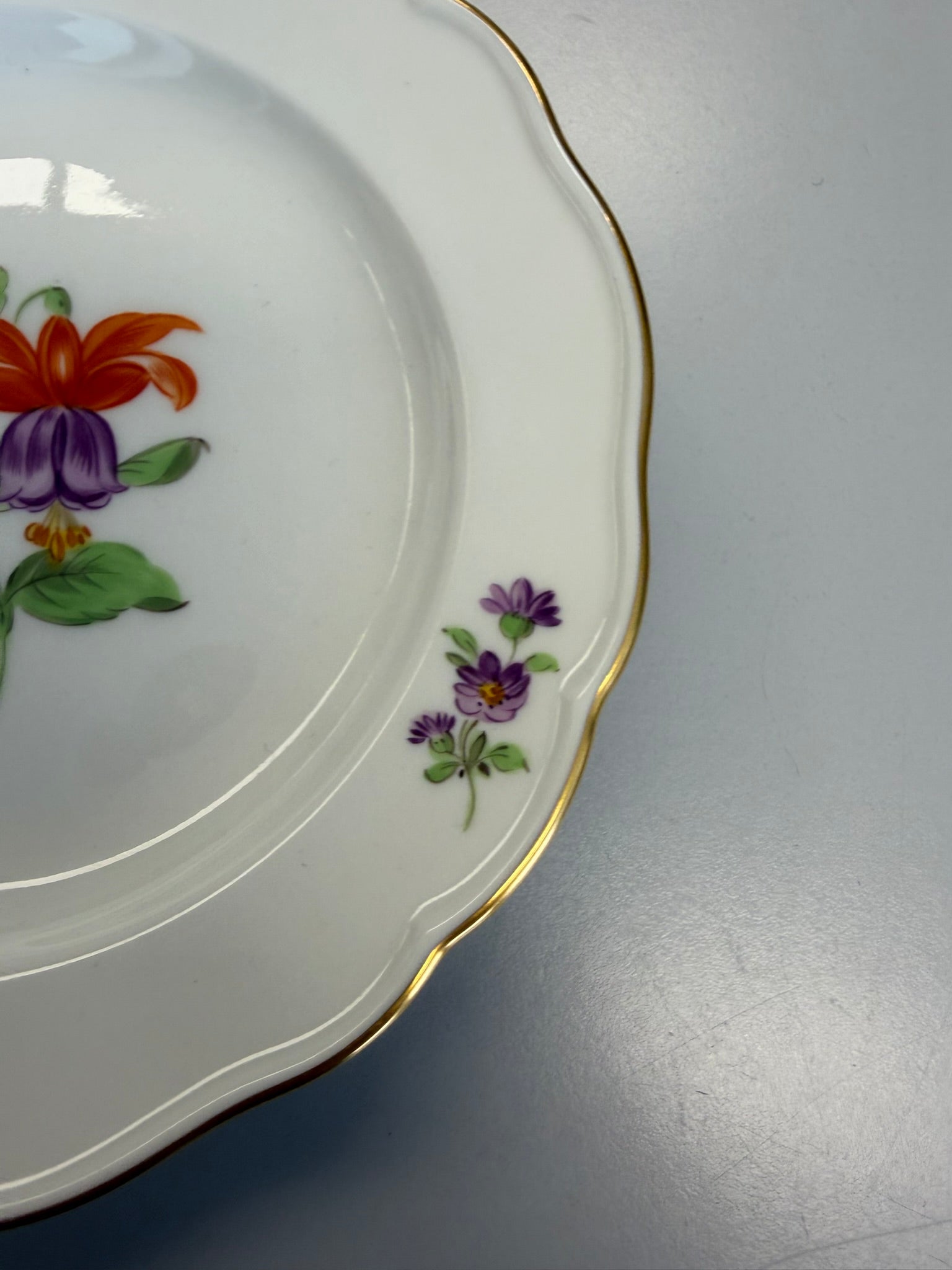 Meissen Kaffeetasse mit Untertasse Porzellan, buntes Blumendekor handbemalt mit Goldrand